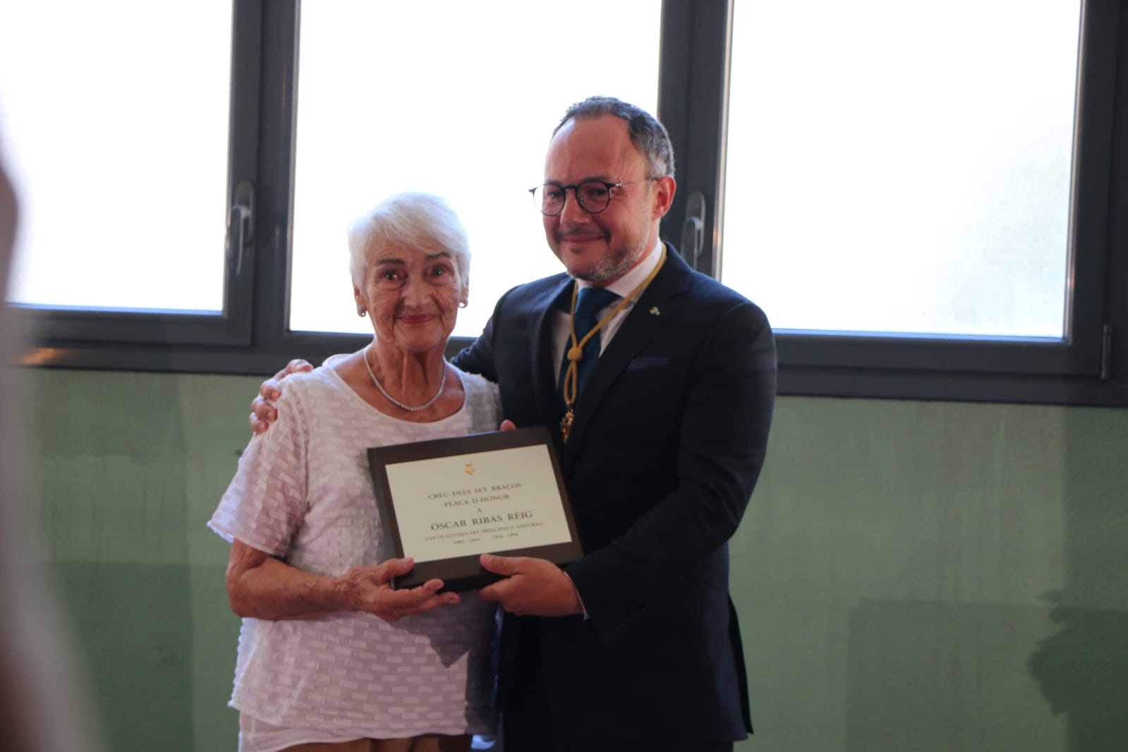 Espot entregant la Creu dels Set Braços a la vídua d'Òscar Ribas Reig.