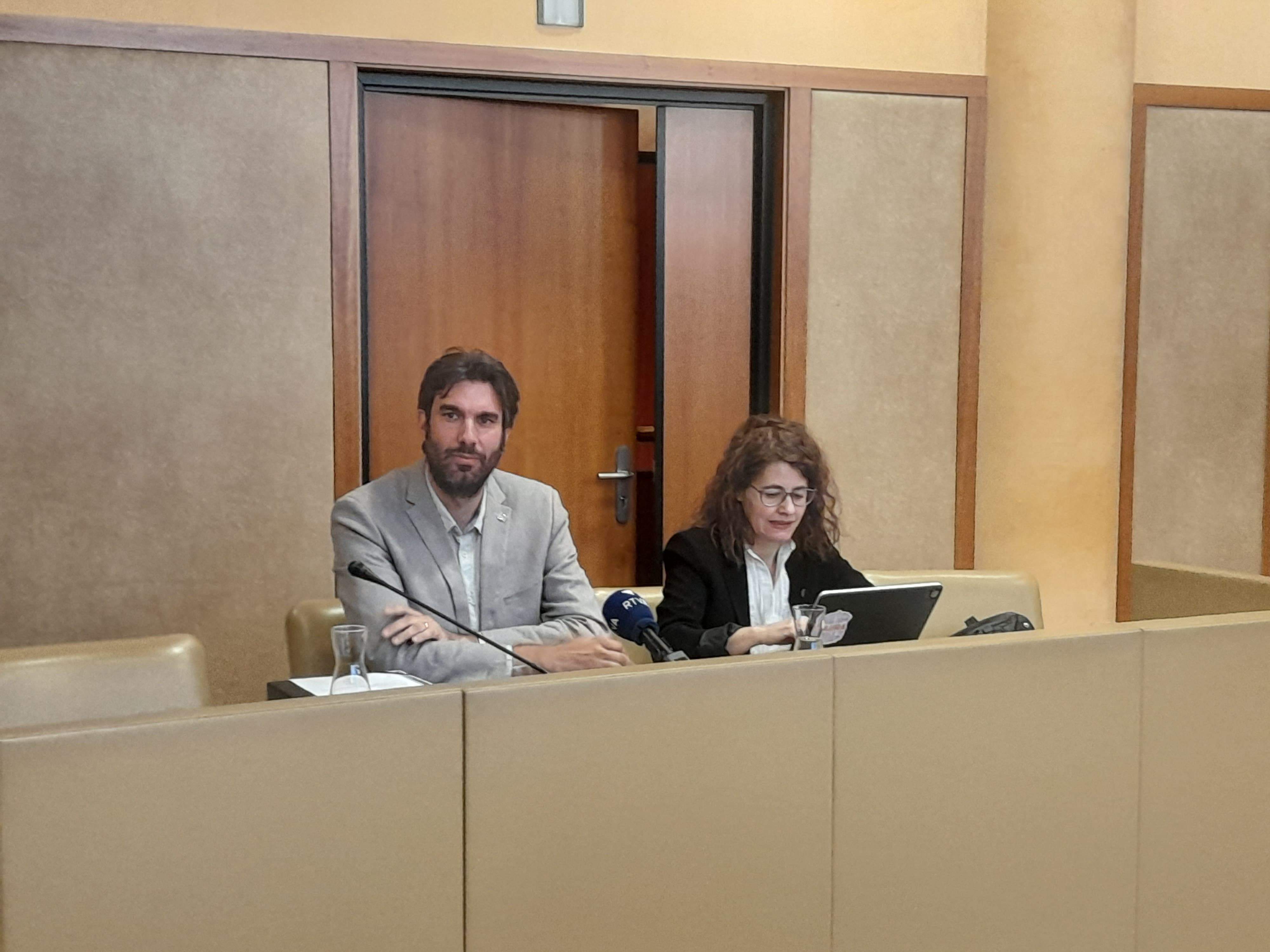 Guillem Forné i Laura Bragança després de la sessió de consell de comú d'aquest dijous.