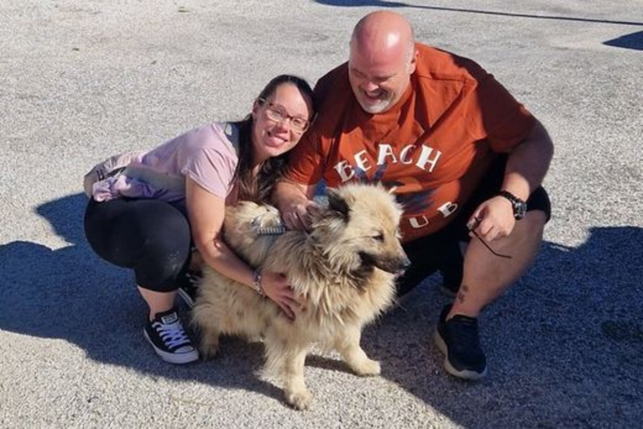 Els propietaris de la Lua amb la gossa aquest dilluns a Perpinyà.