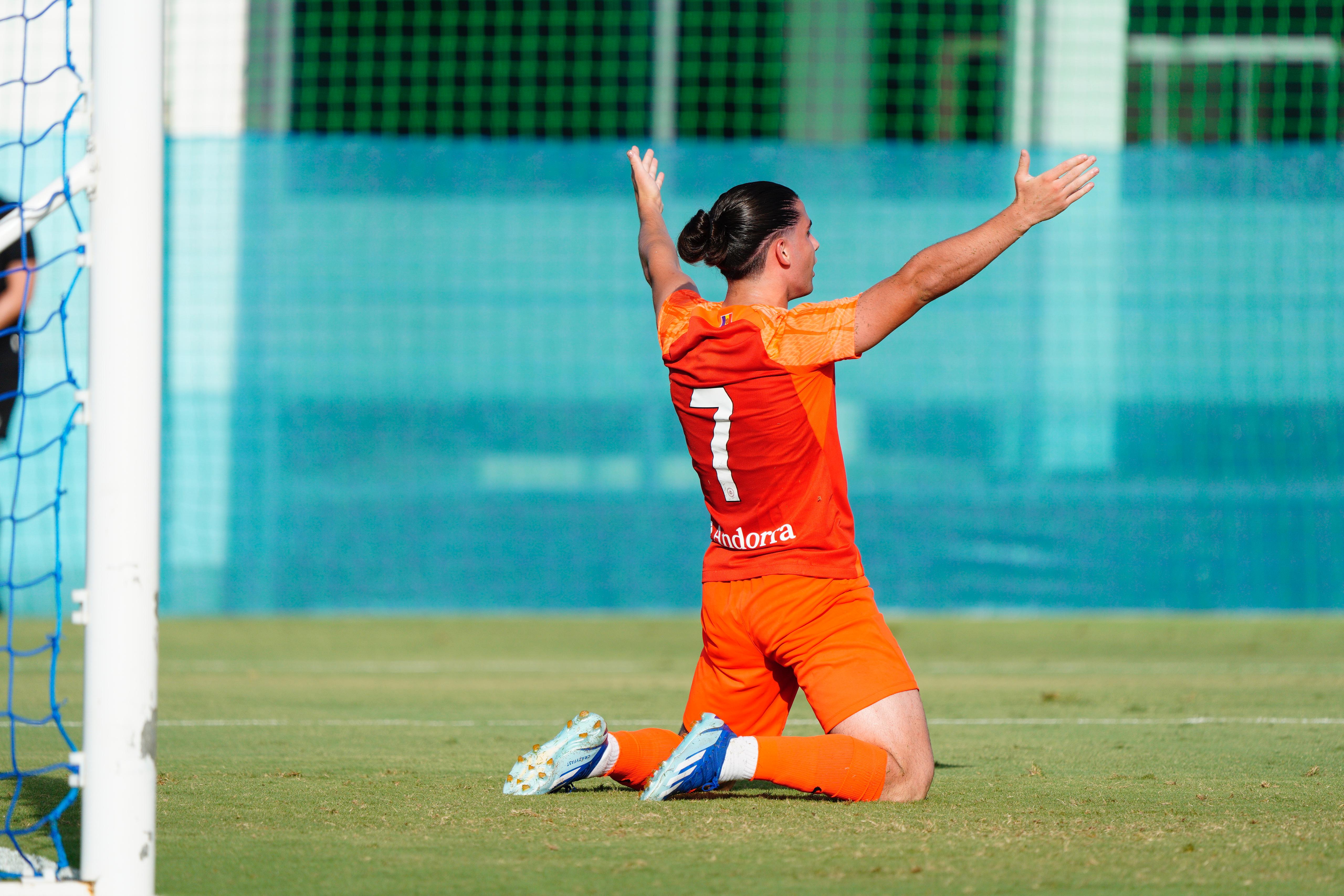 Álex Calvo, reclamant una falta a l'àrbitre aquesta pretemporada.