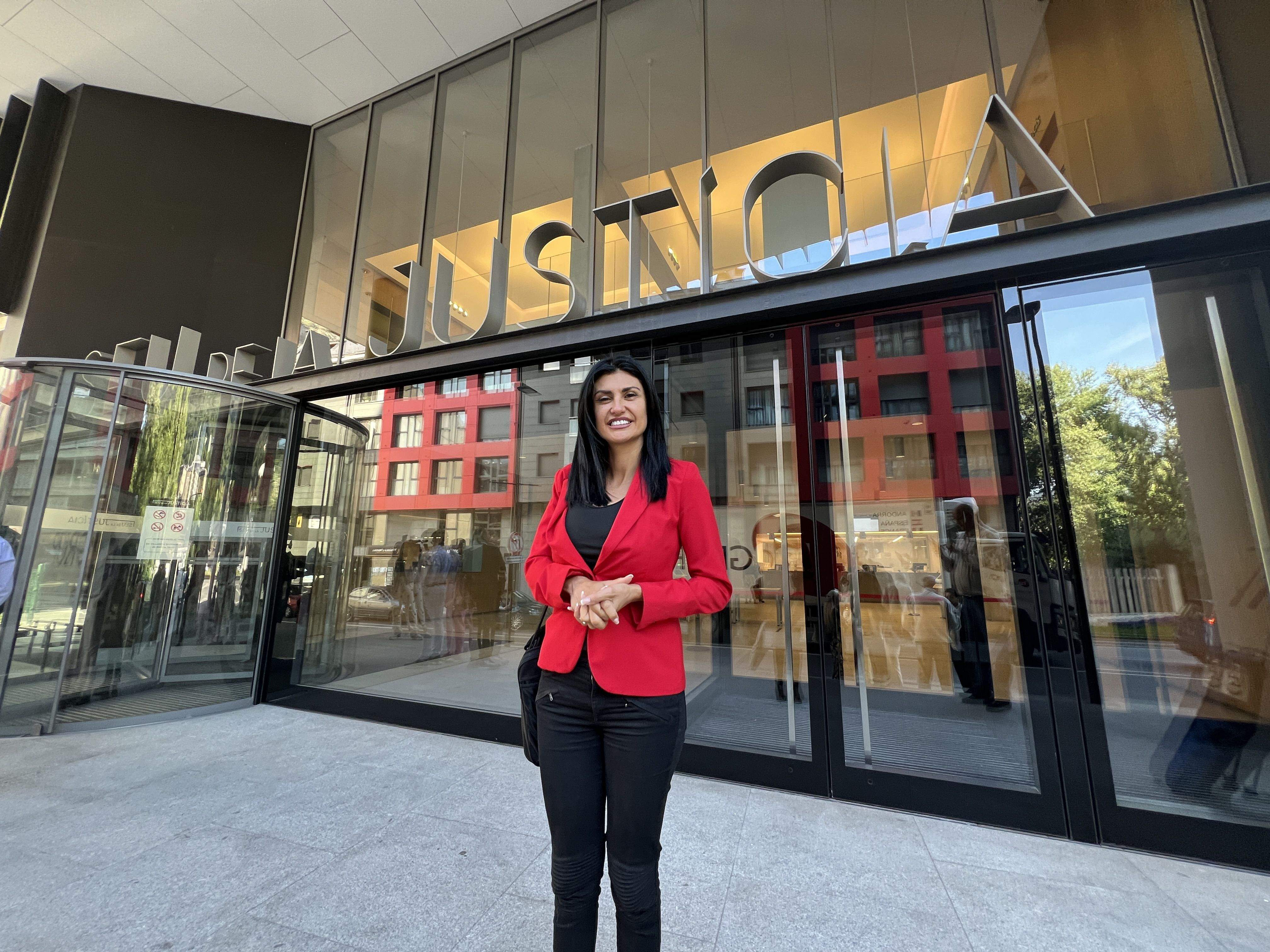 CARINE MONTANER DAVANT LA SEU DE LA JUSTÍCIA.