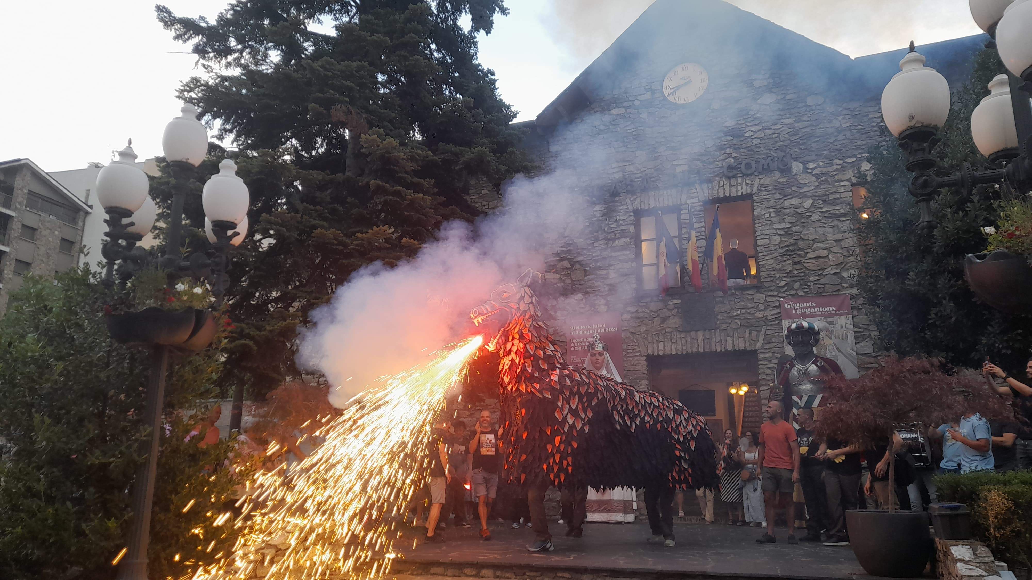 El Llop de la Senyoreta amb el foc encès.