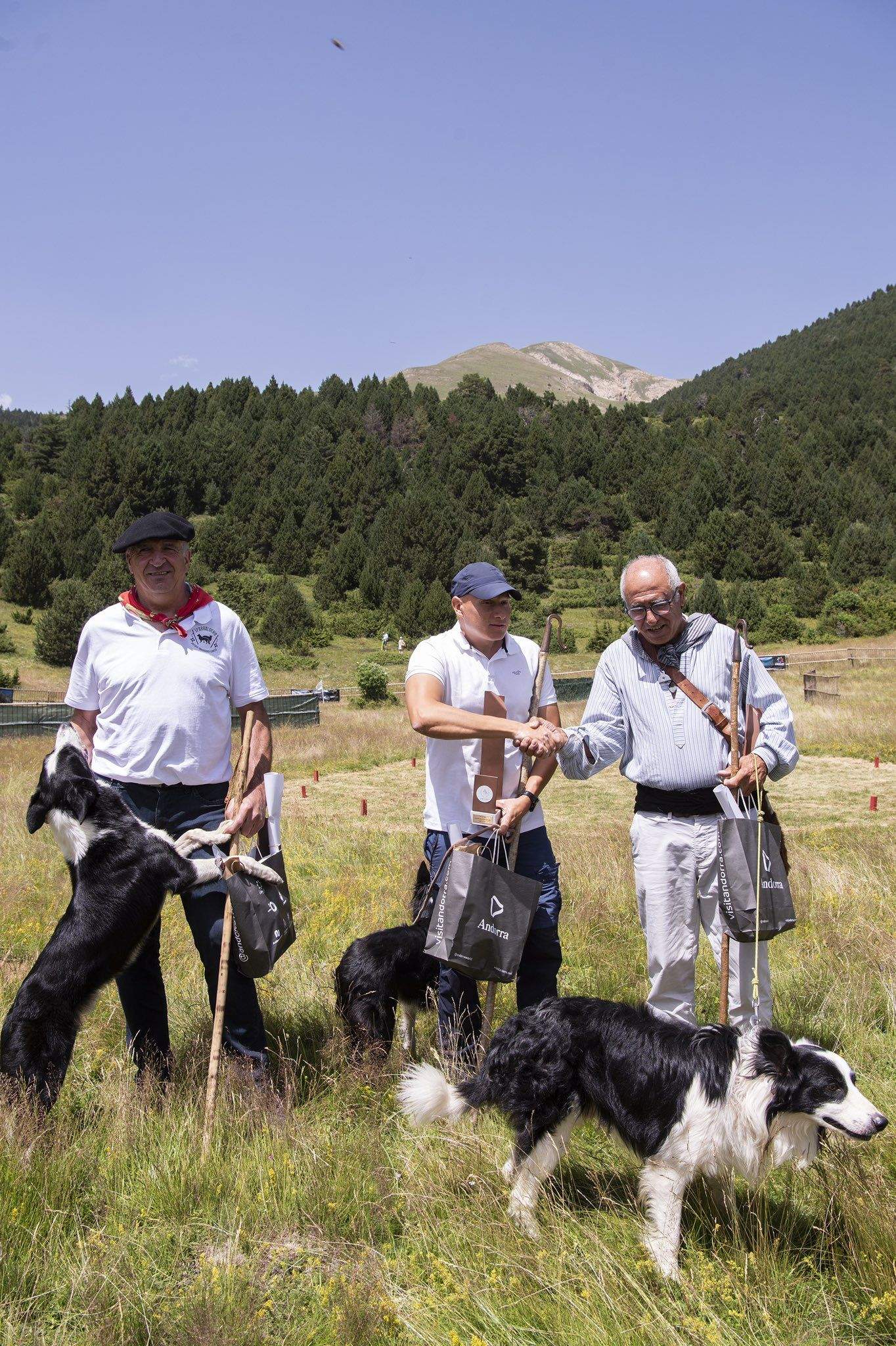 Escaño, al centre, amb el segon i tercer classificats del concurs.