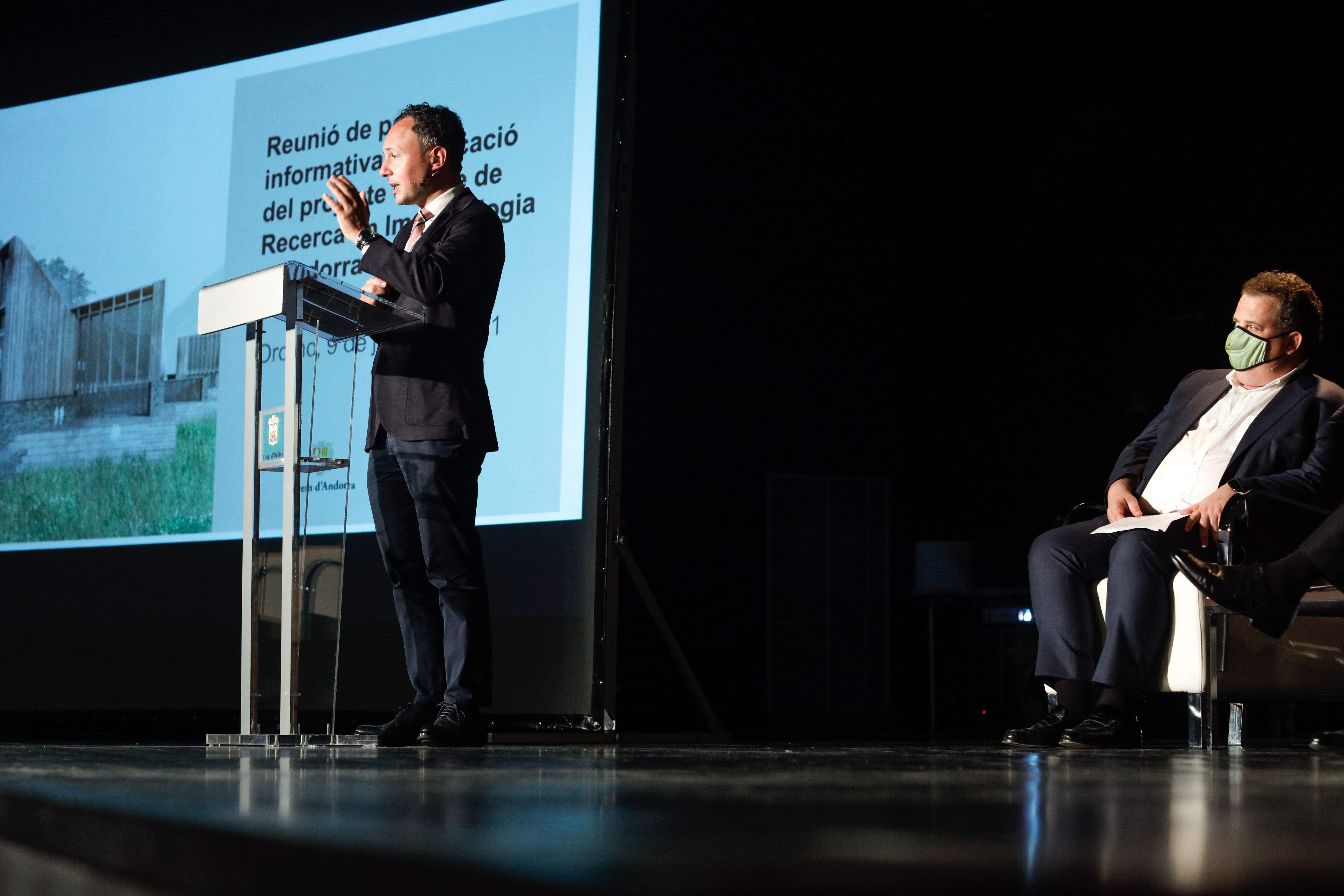 Xavier Espot durant la reunió de poble a Ordino per informar del projecte de Grifols.