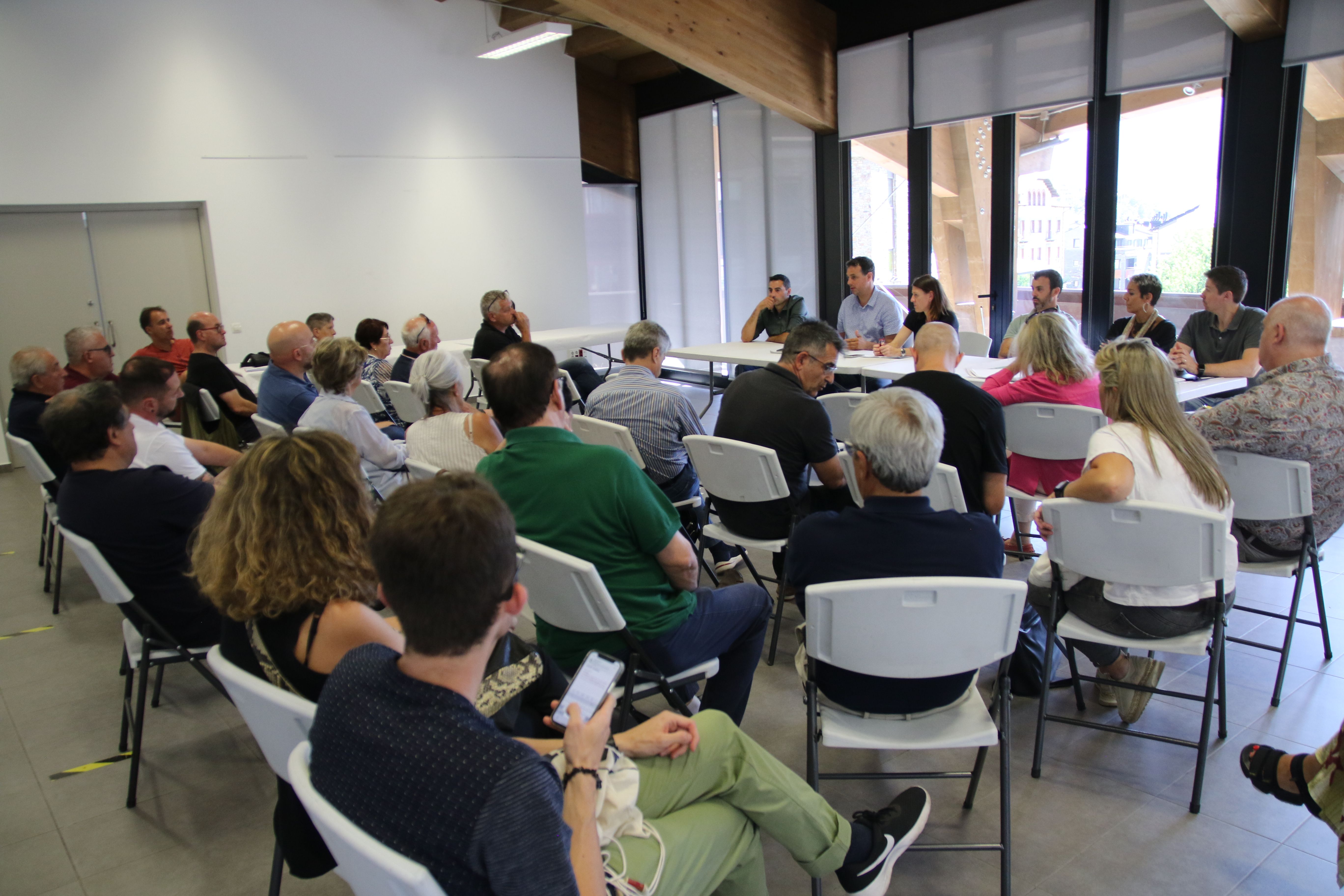 Reunió a la sala La Buna amb veïns d'Ansalonga, Sornàs i Ordino.