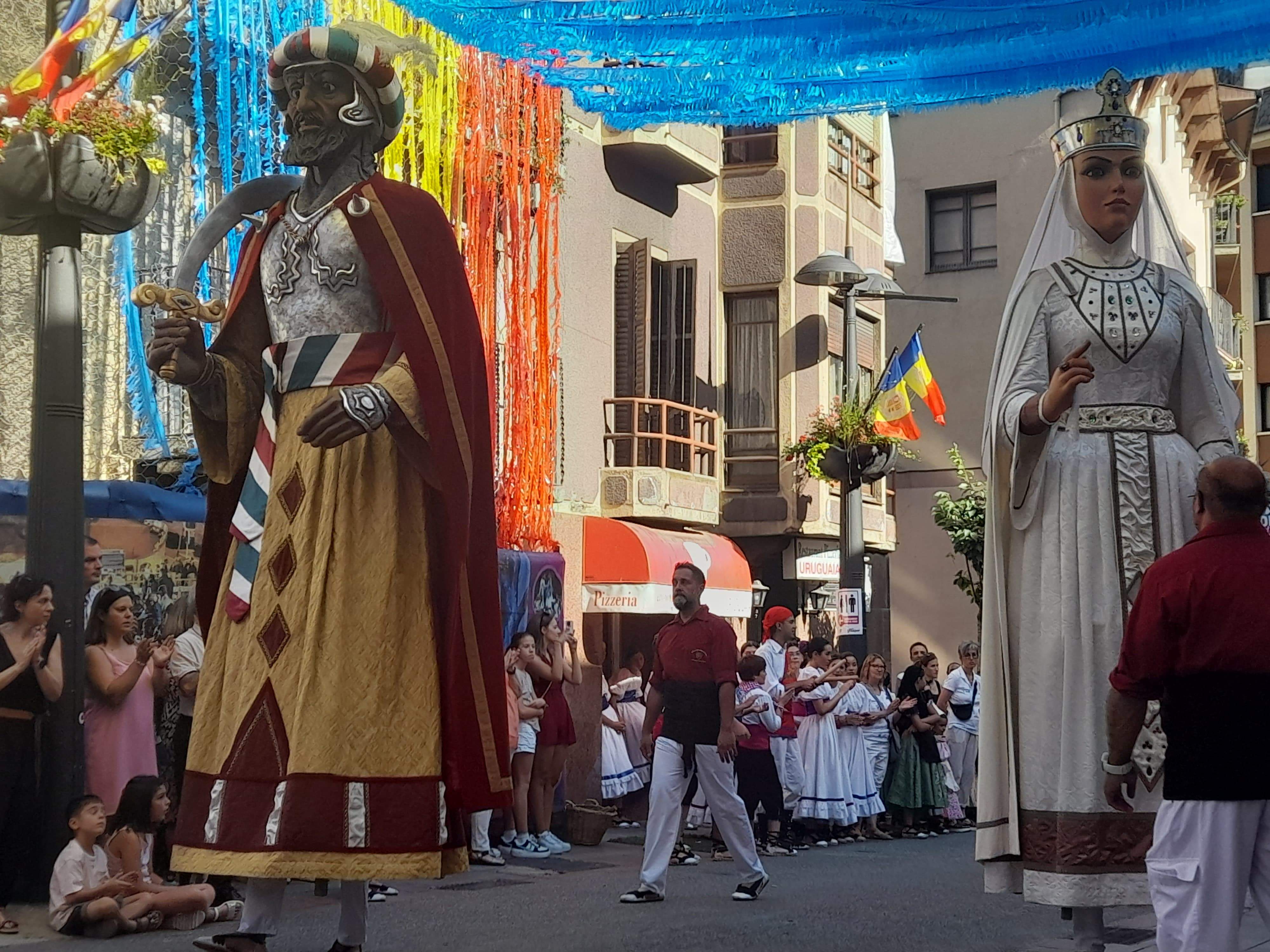 Els gegants han ofert la celebració. Els gegants han ofert la celebració.