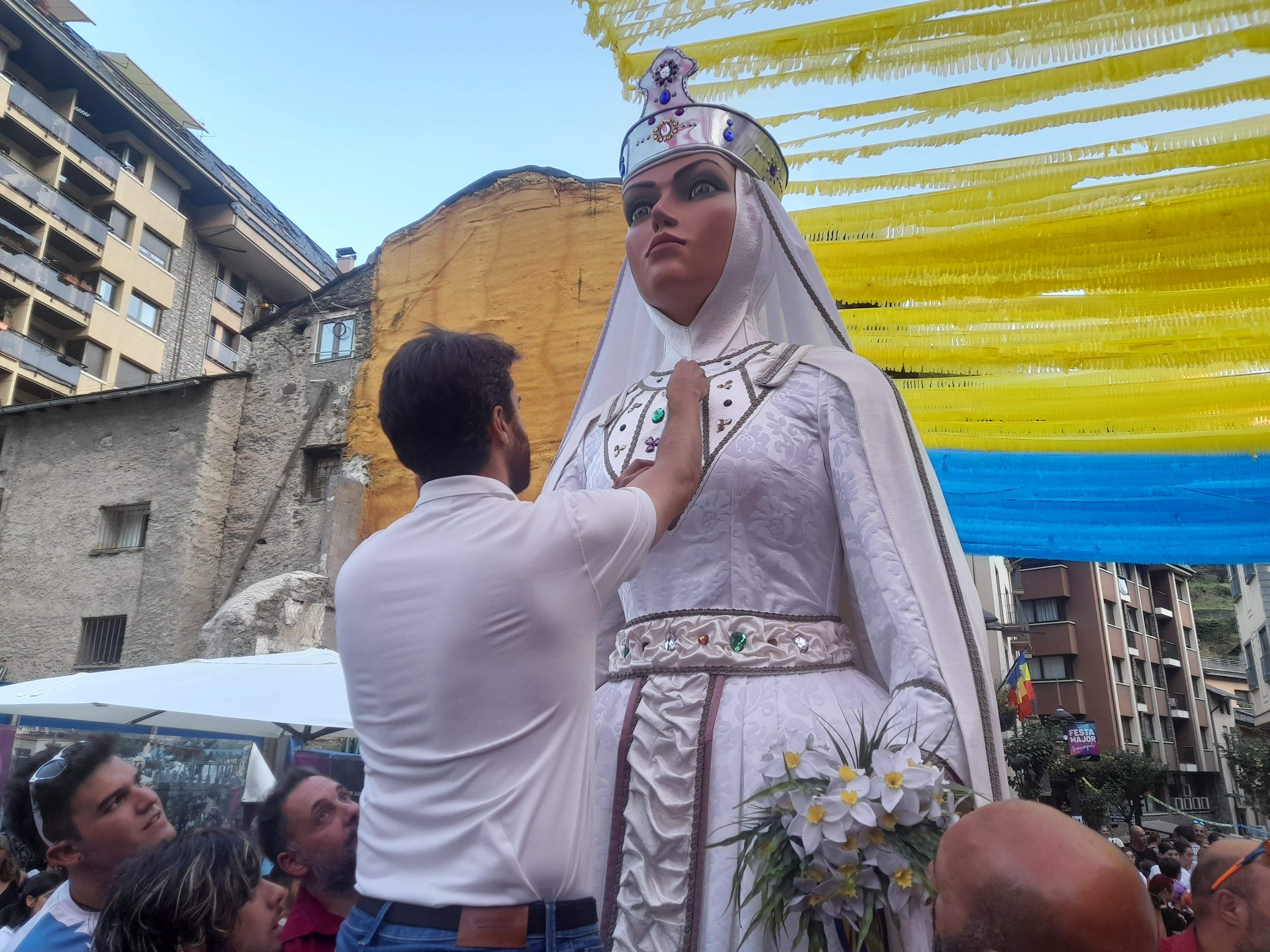 Cerni Cairat posant el regal d'aniversari a la Dama Blanca.
