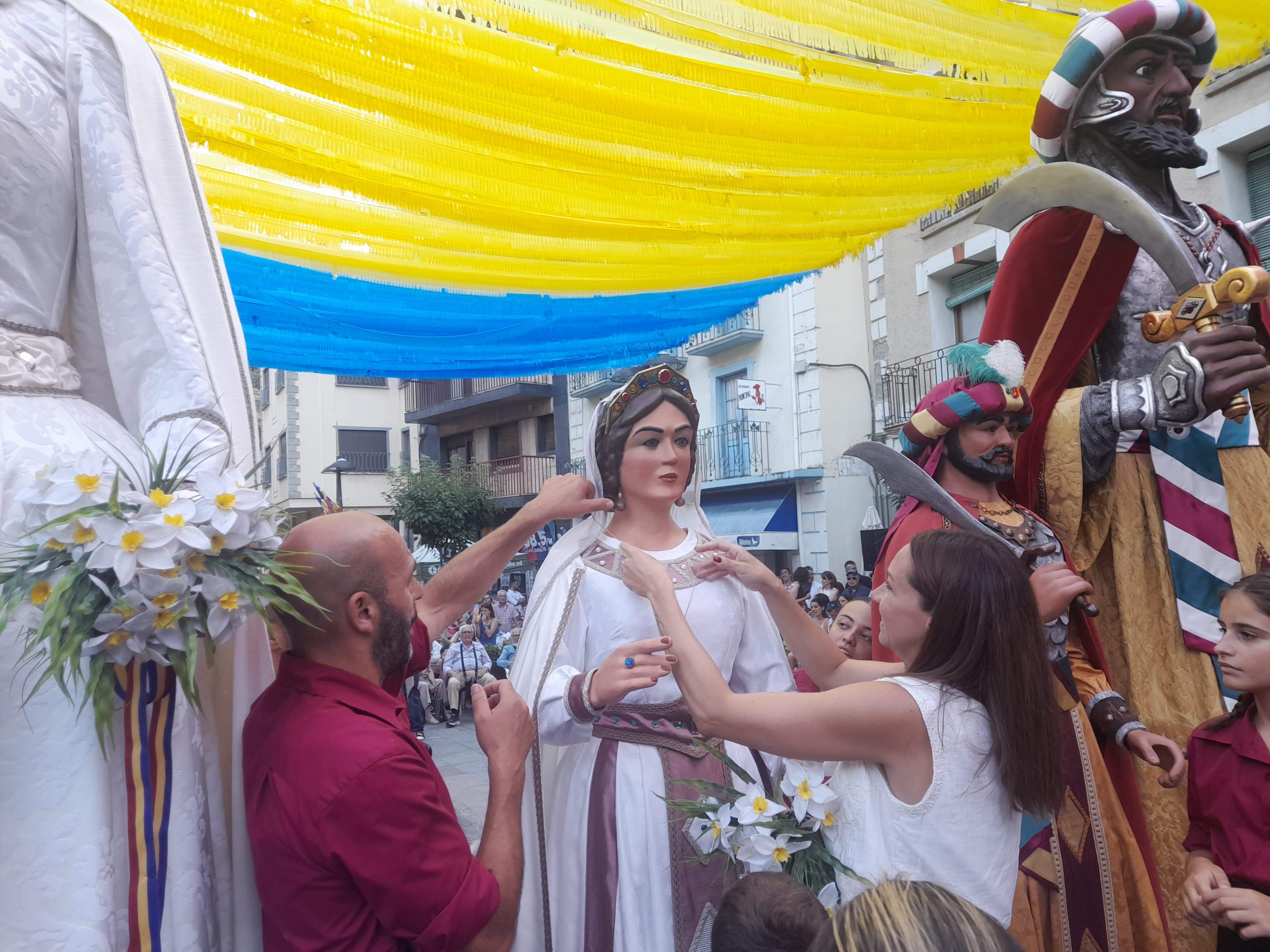 Sofia Cortesao posant el penjoll a la gegantona Canòlich. Sofia Cortesao posant el penjoll a la gegantona Canòlich.