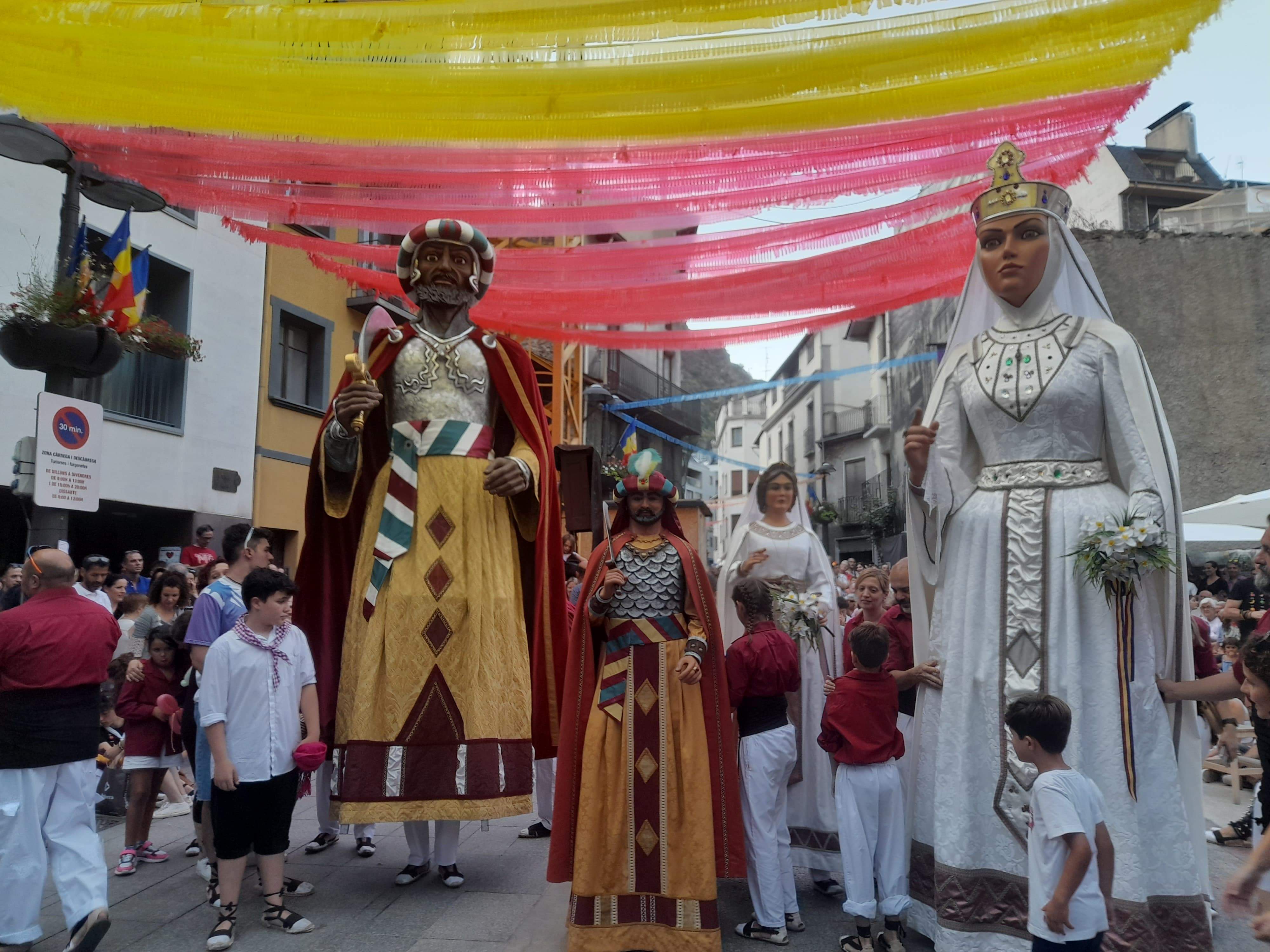 Els gegants i els gegantons amb el seu regal d'aniversari. Els gegants i els gegantons amb el seu regal d'aniversari.