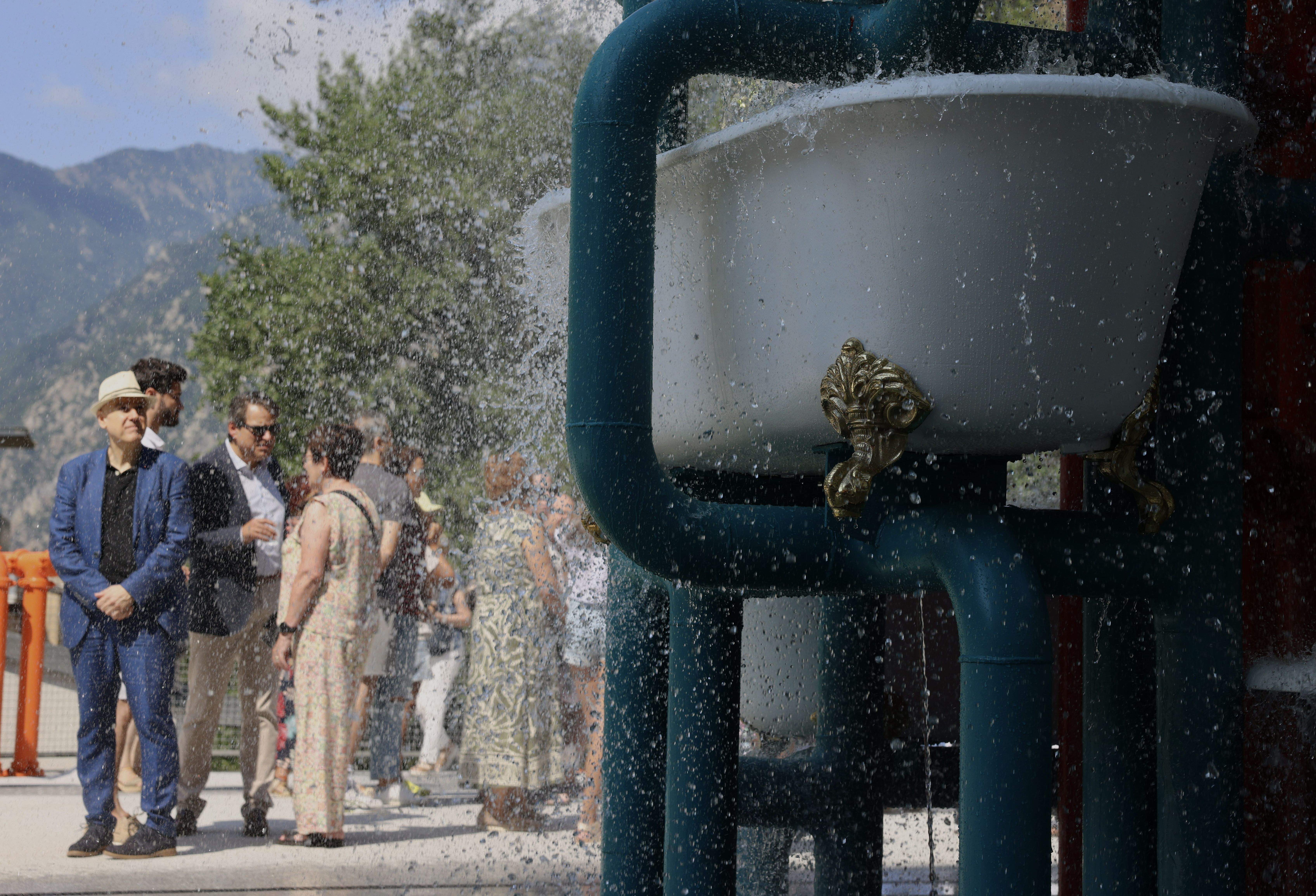 La nova font de la placeta del Madriu amb membres de la corporació al fons.