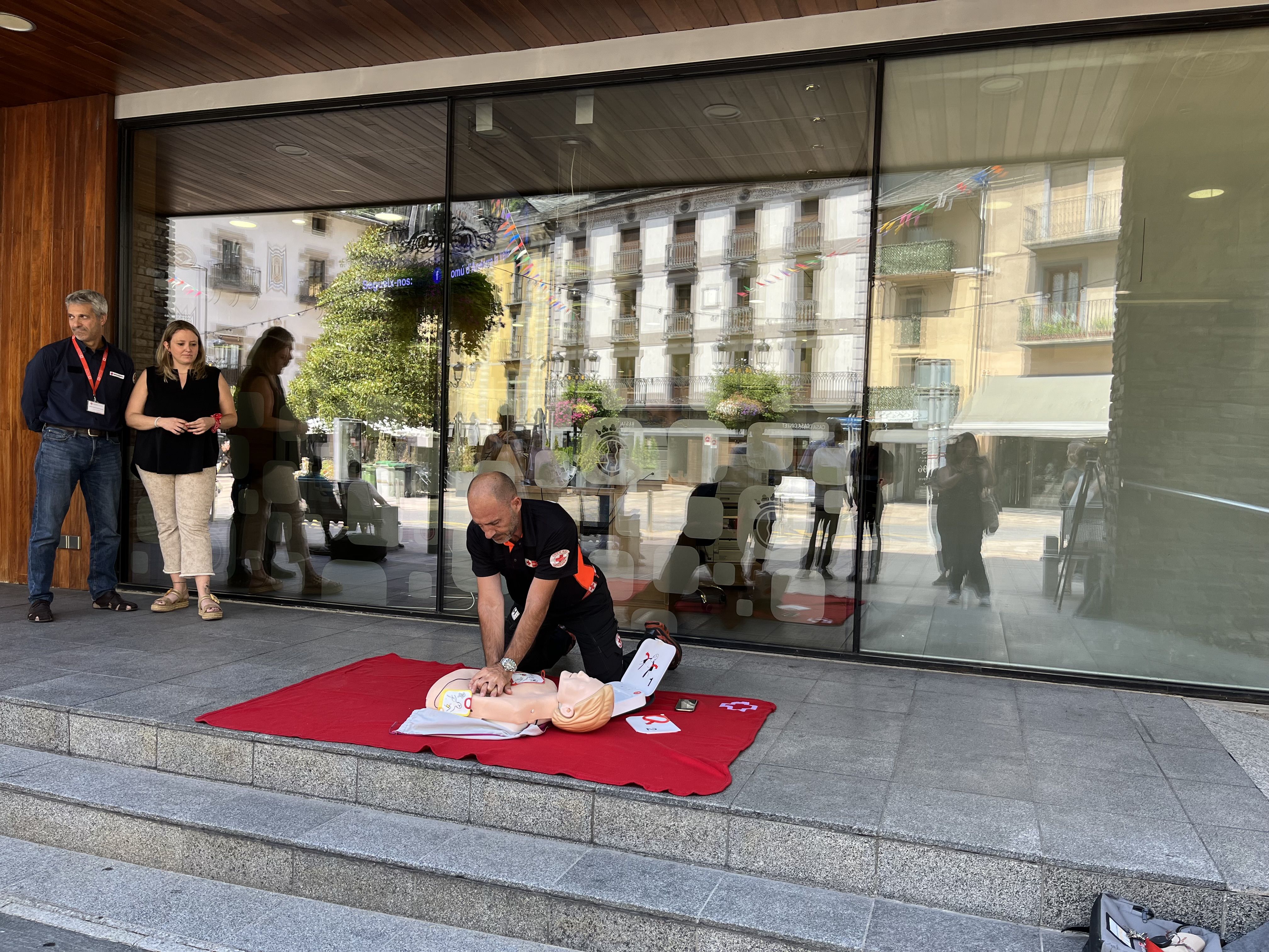 Demostració de com funciona el nou desfibril·lador.
