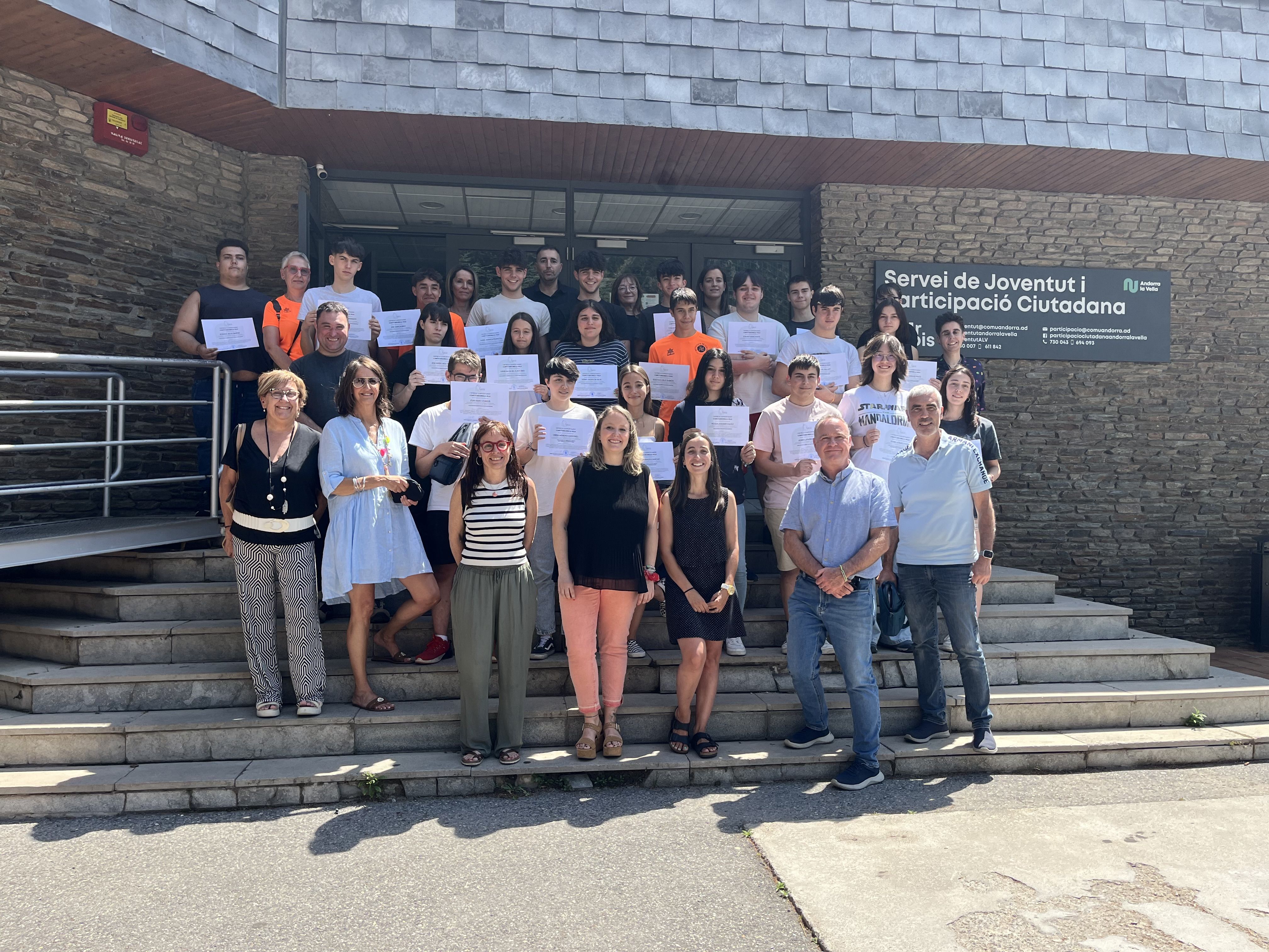 Els joves que han participat en el programa Curulla, amb la cònsol menor, Olalla Losada i els respectius caps dels departaments on han estat.