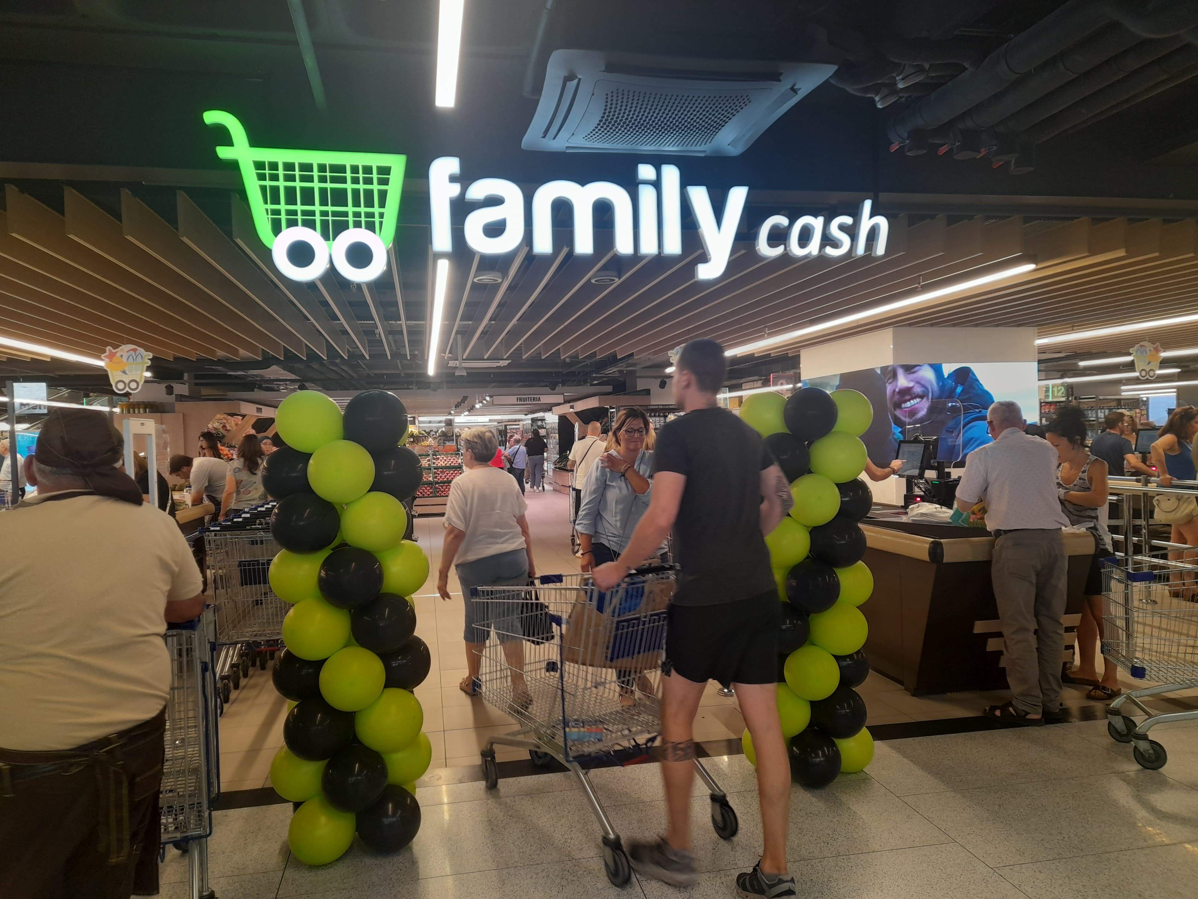 Inauguració del Family Cash.