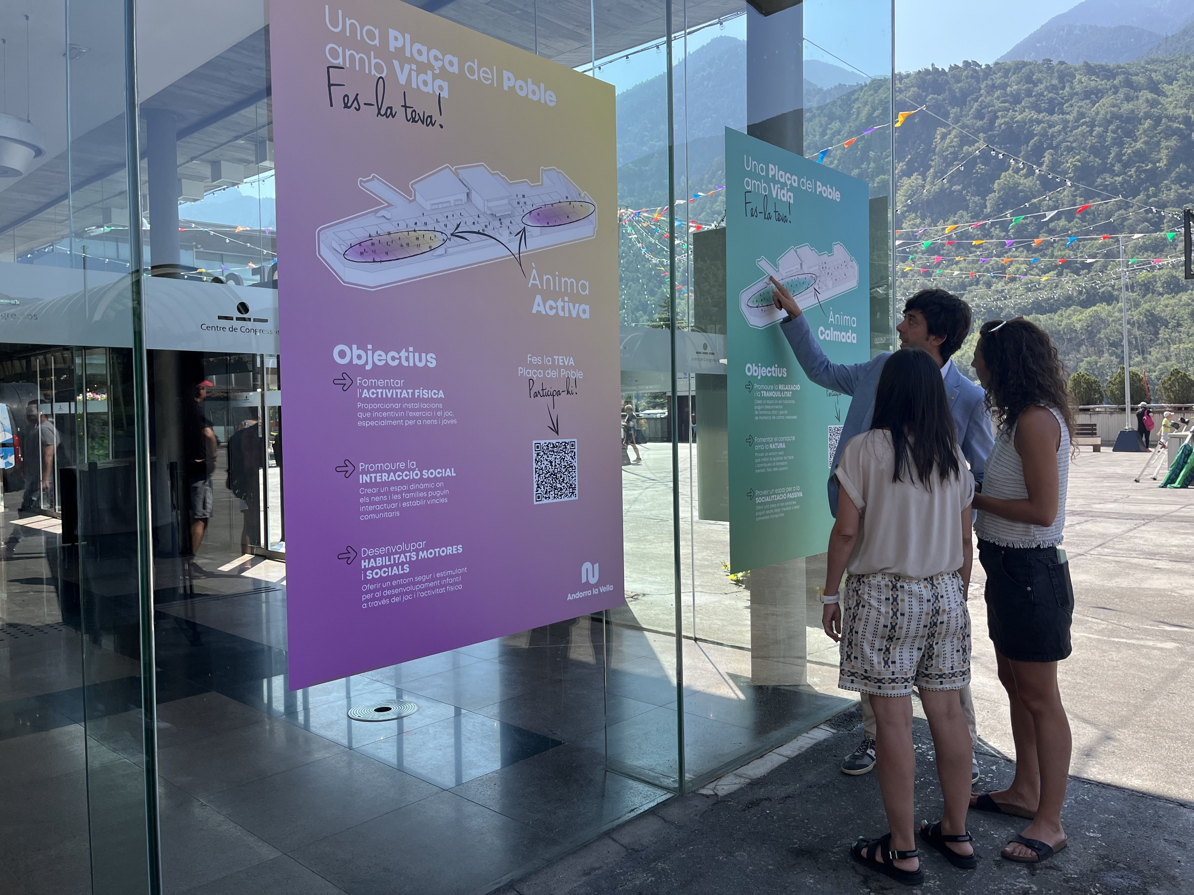 Els cònsols d'Andorra la Vella, Sergi González i Olalla Losada, i la consellera de Socials, Joventut i Espai Ciutadà, Maria Nazzaro, amb els vinils presentant el projecte.