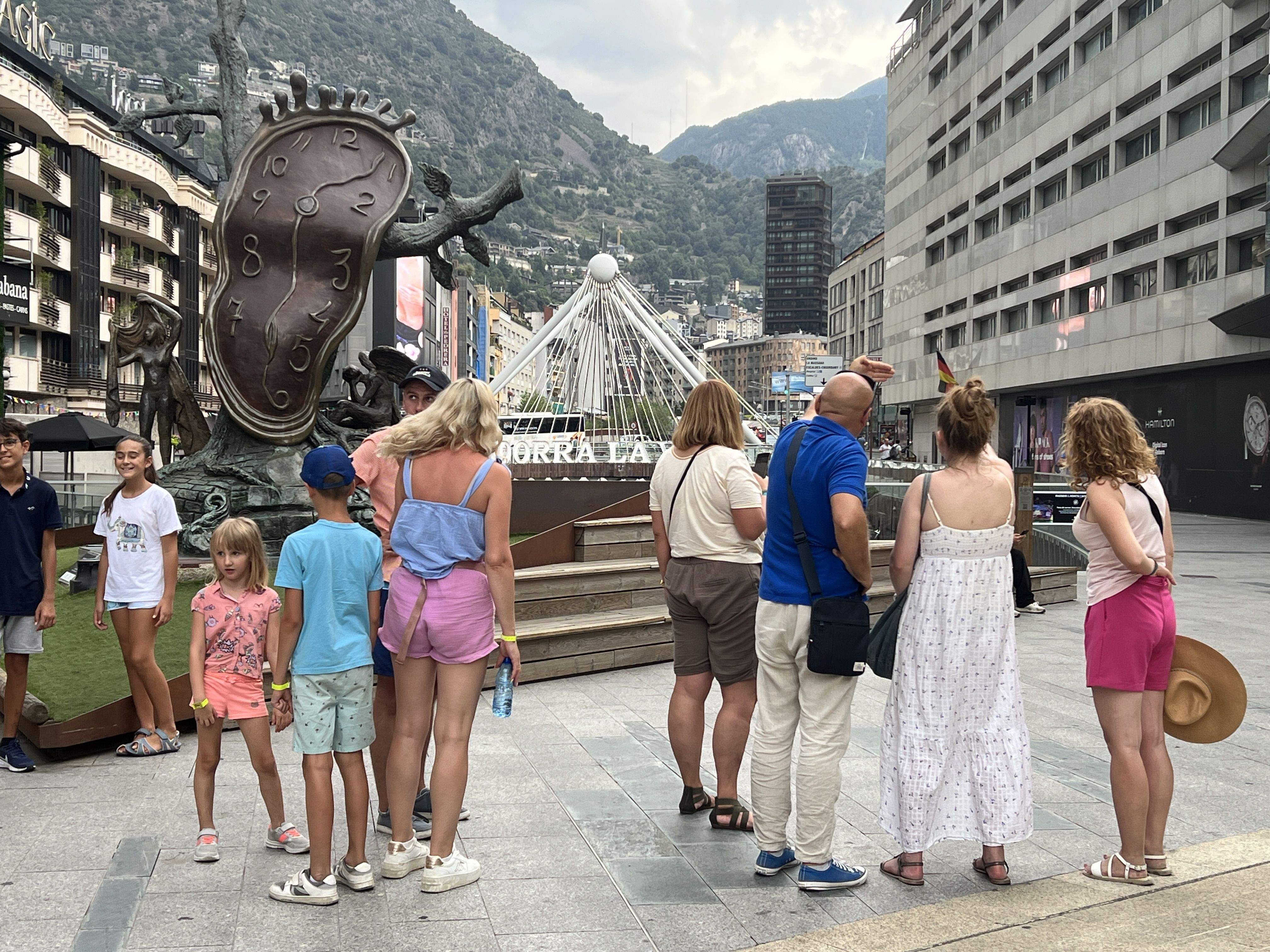 Turistes aquesta tarda al centre d'Andorra la Vella.