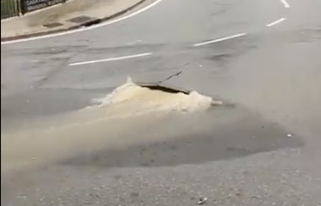 L'aigua sortint de sota l'asfalt a la zona de Bonavista.