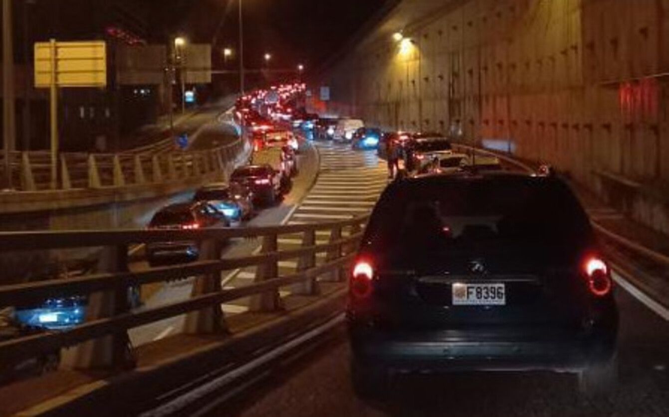 Vehicles aturats a la sortida del Dos Valires. // S. C. Vehicles aturats a la sortida del Dos Valires. // S. C.