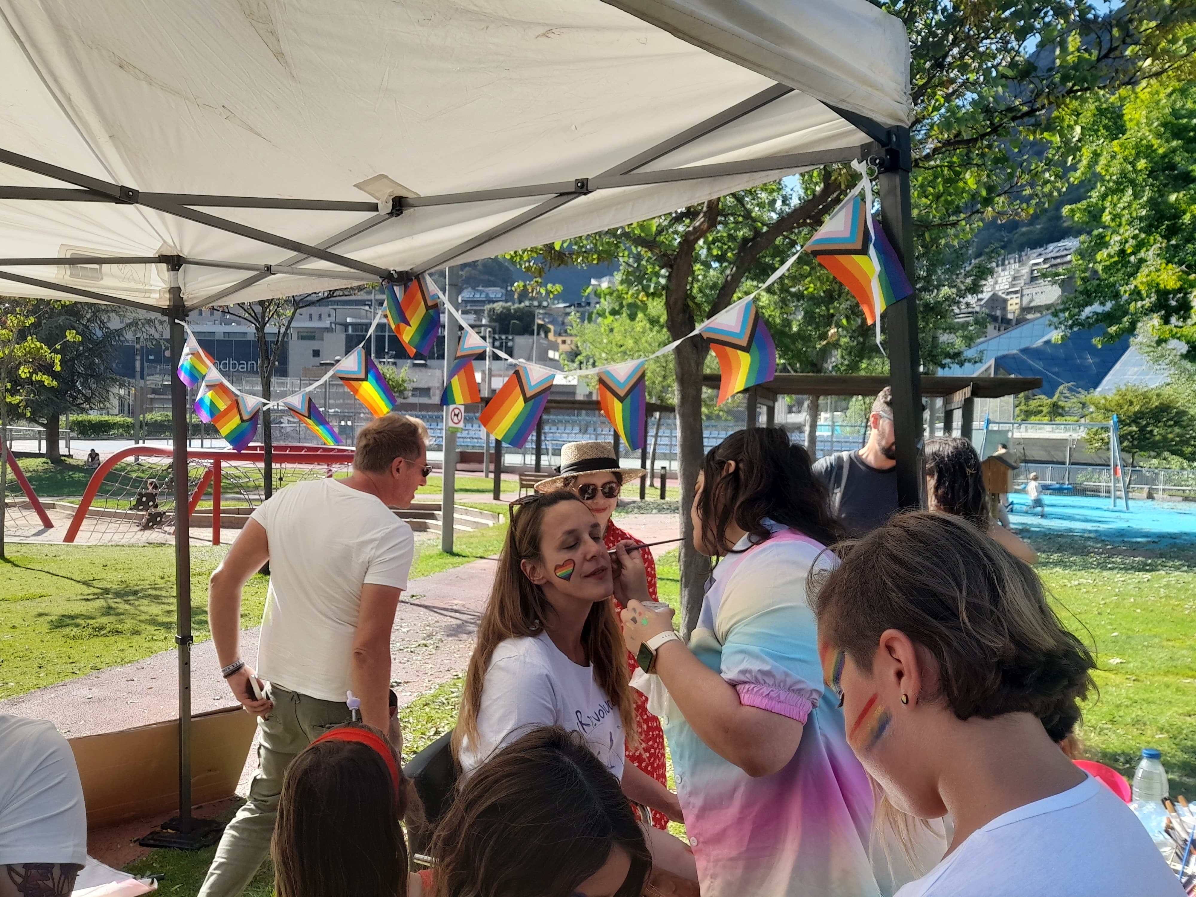 Els assitents han portat elements pintats amb els colors de la bandera de l'arc de Sant Martí. Els assitents han portat elements pintats amb els colors de la bandera de l'arc de Sant Martí.