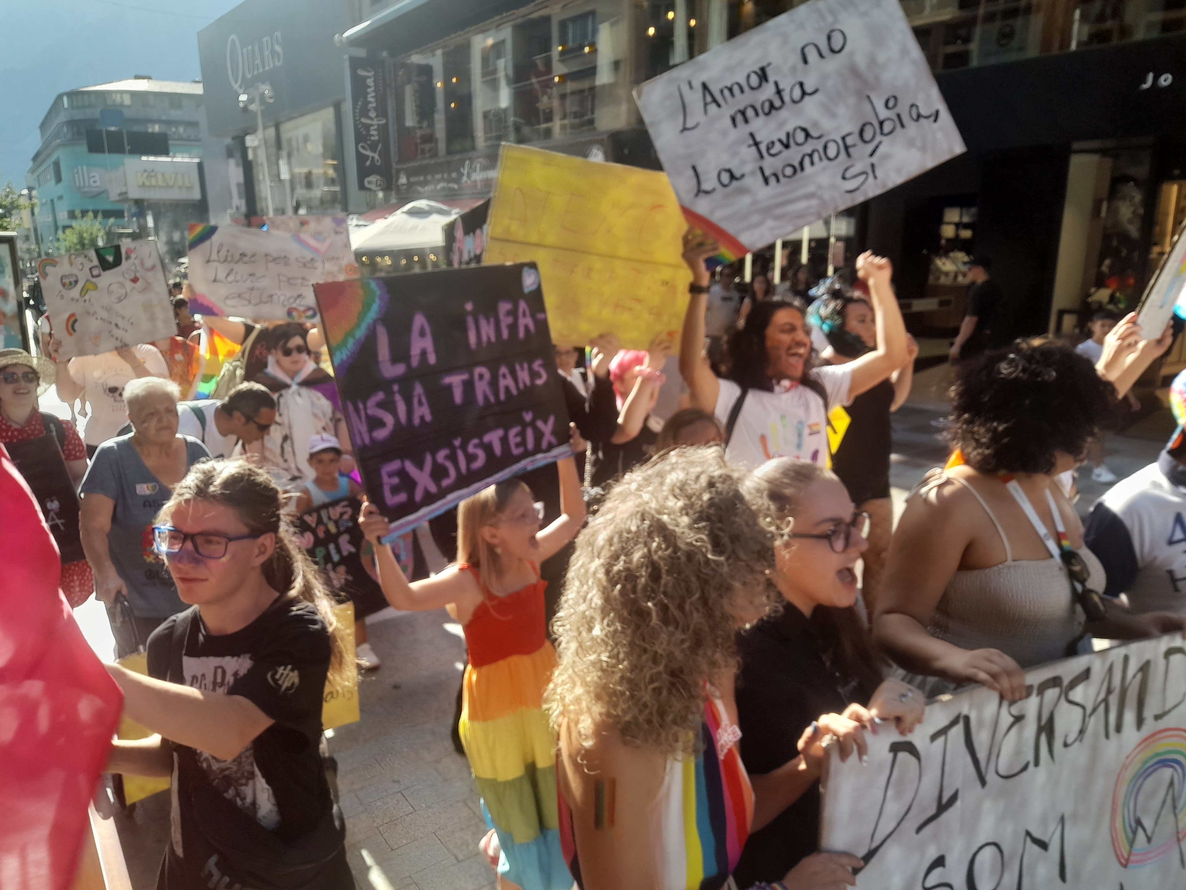 Els assistents a la marxa del dia de l'Orgull per l'avinguda Carlemany. Els assistents a la marxa del dia de l'Orgull per l'avinguda Carlemany.
