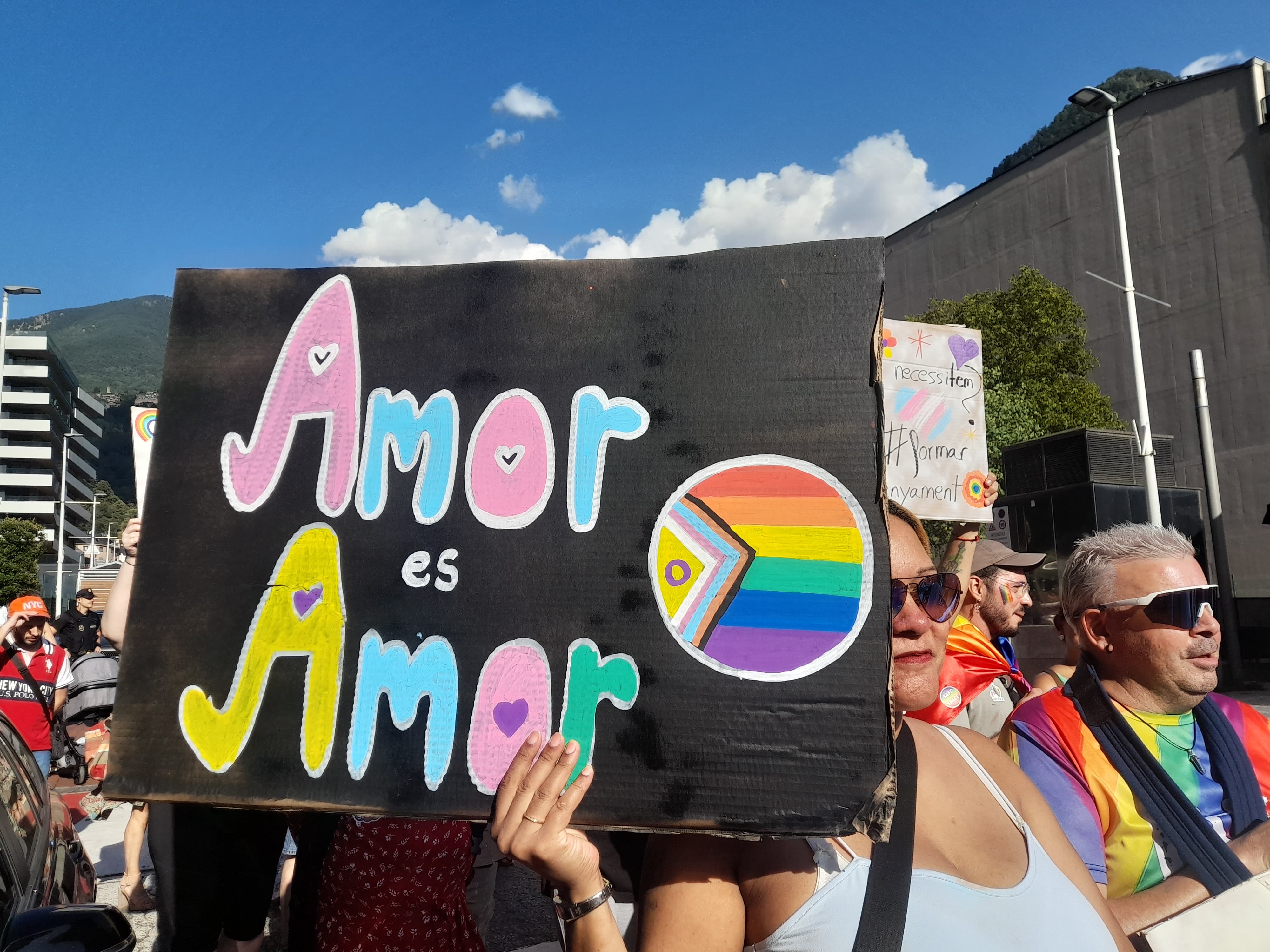 Una de les persones assistents amb una de les pancartes que s'han pogut veure durant la marxa. Una de les persones assistents amb una de les pancartes que s'han pogut veure durant la marxa.