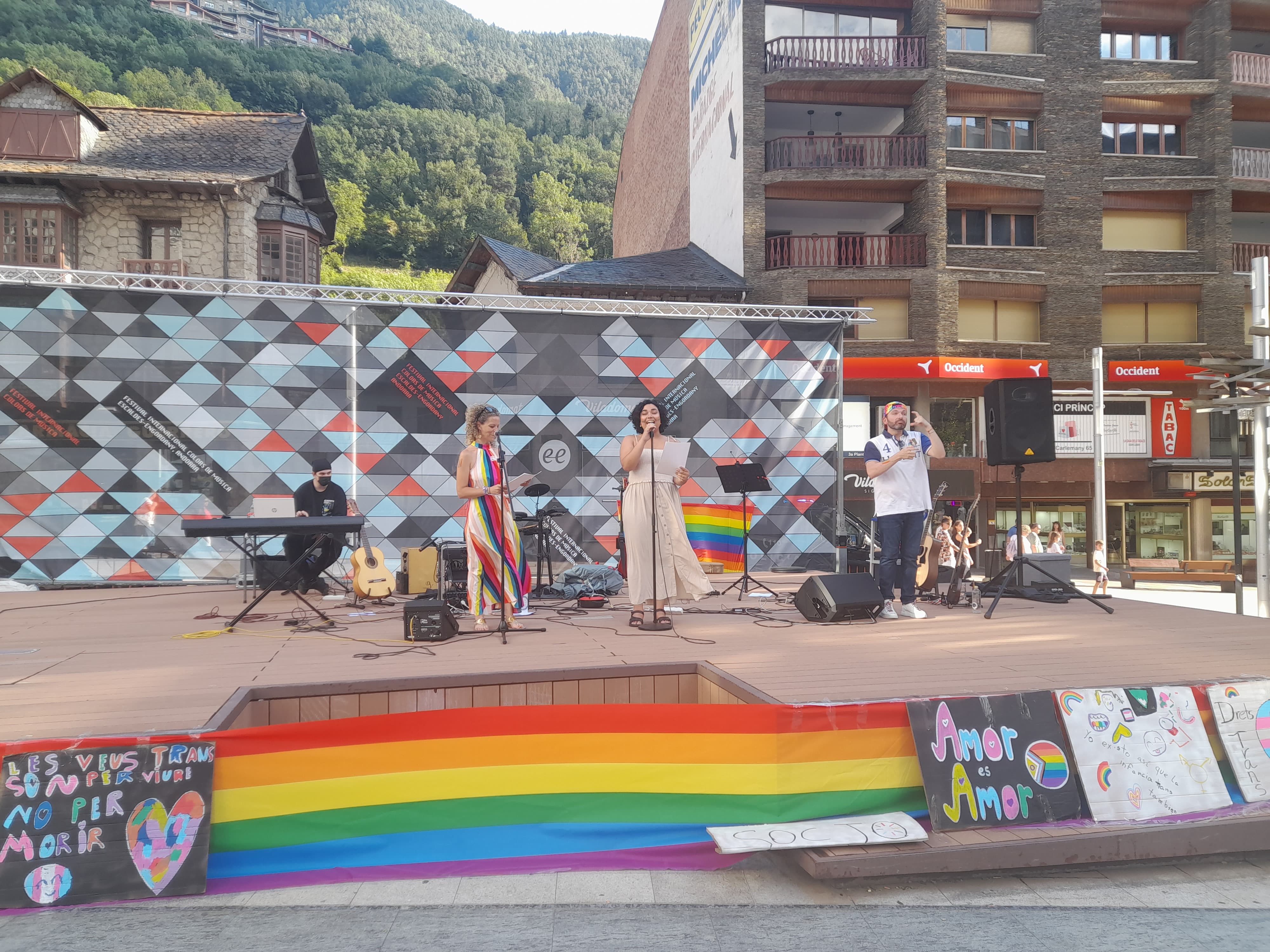 Nieves Calvo i Isabella Vargas durant la lectura del manifest. Nieves Calvo i Isabella Vargas durant la lectura del manifest.