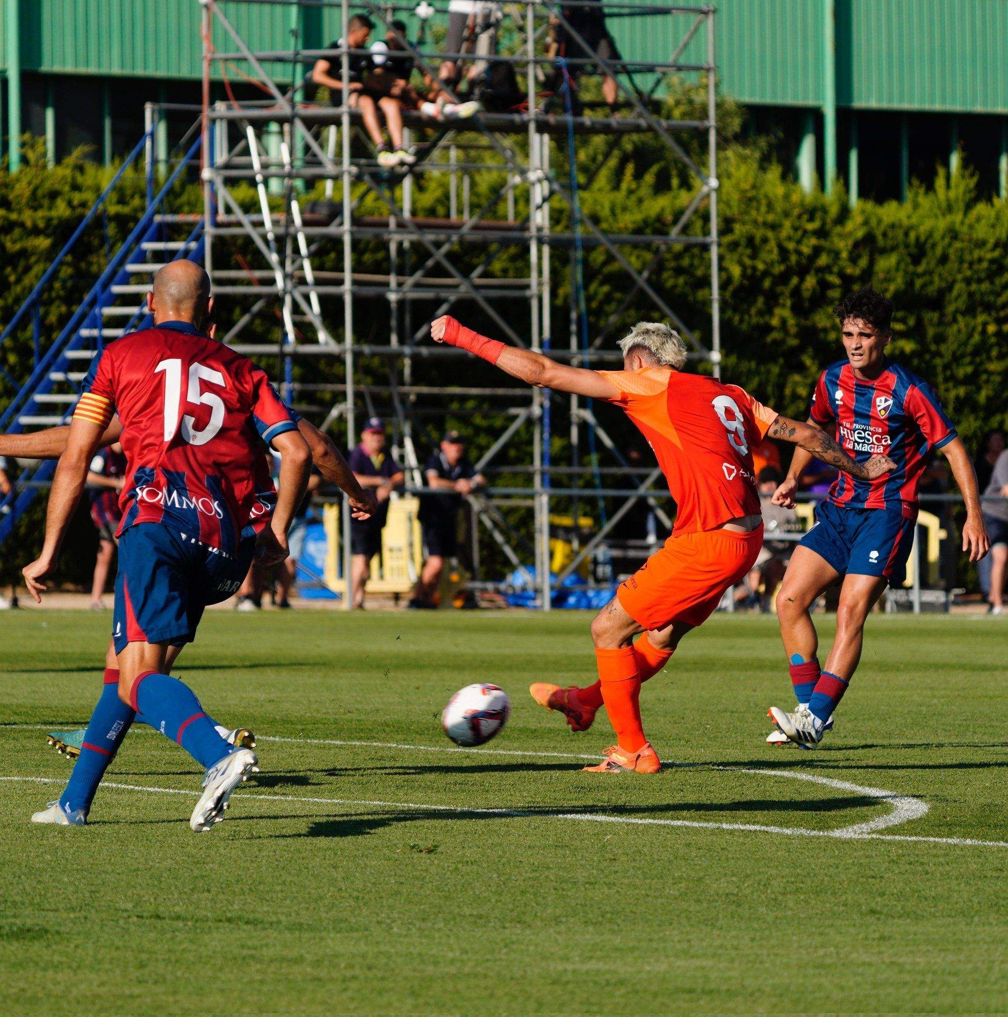 Manu Nieto, provant un xut des de la frontal.