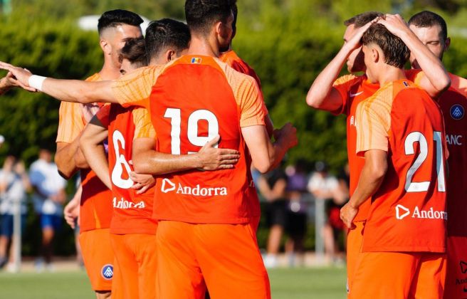 Els jugadors feliciten a Josep Cerdà pel seu gol a la primera meitat.