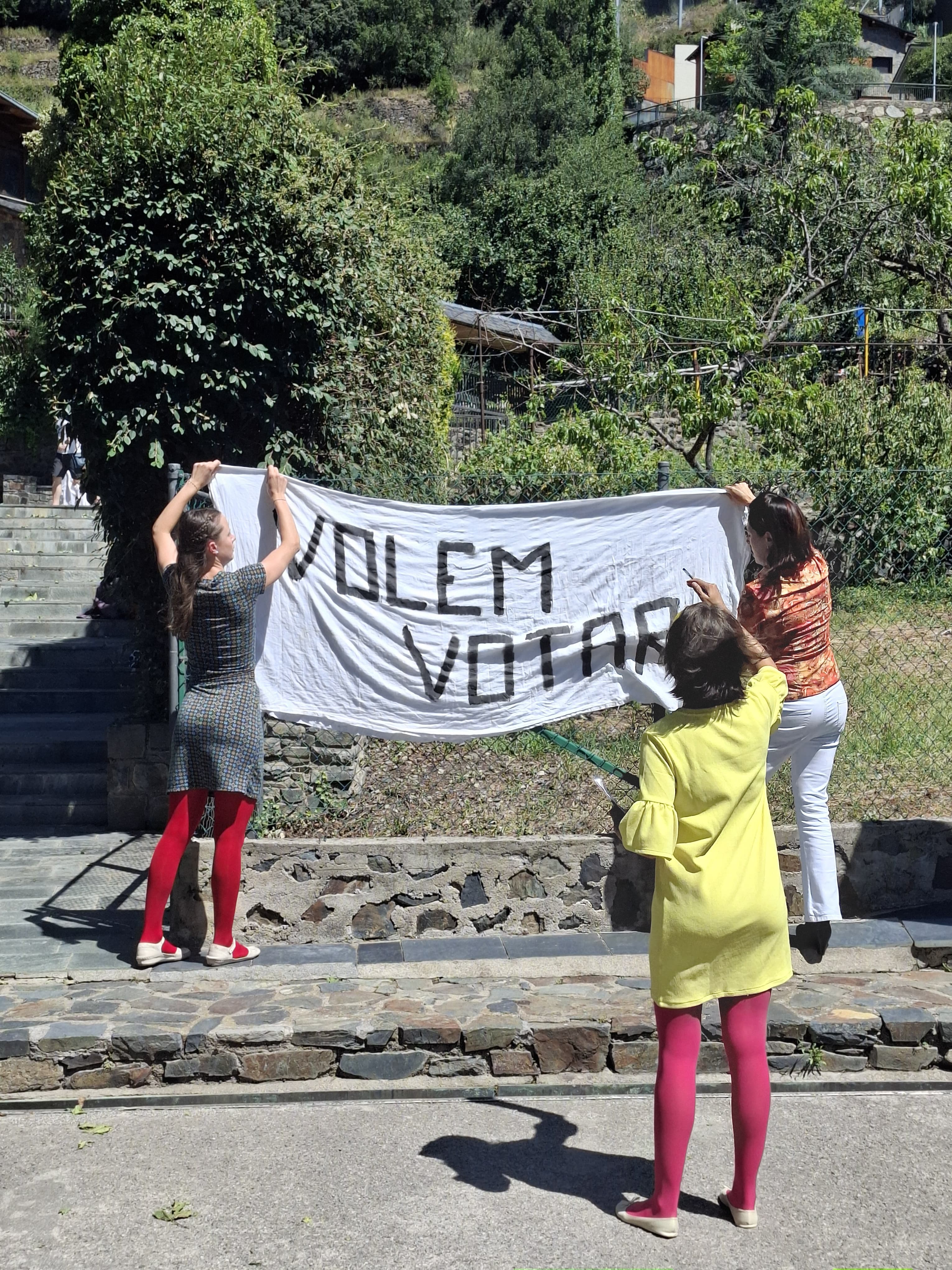 Una pancarta demanant el dret a vot. Una pancarta demanant el dret a vot.