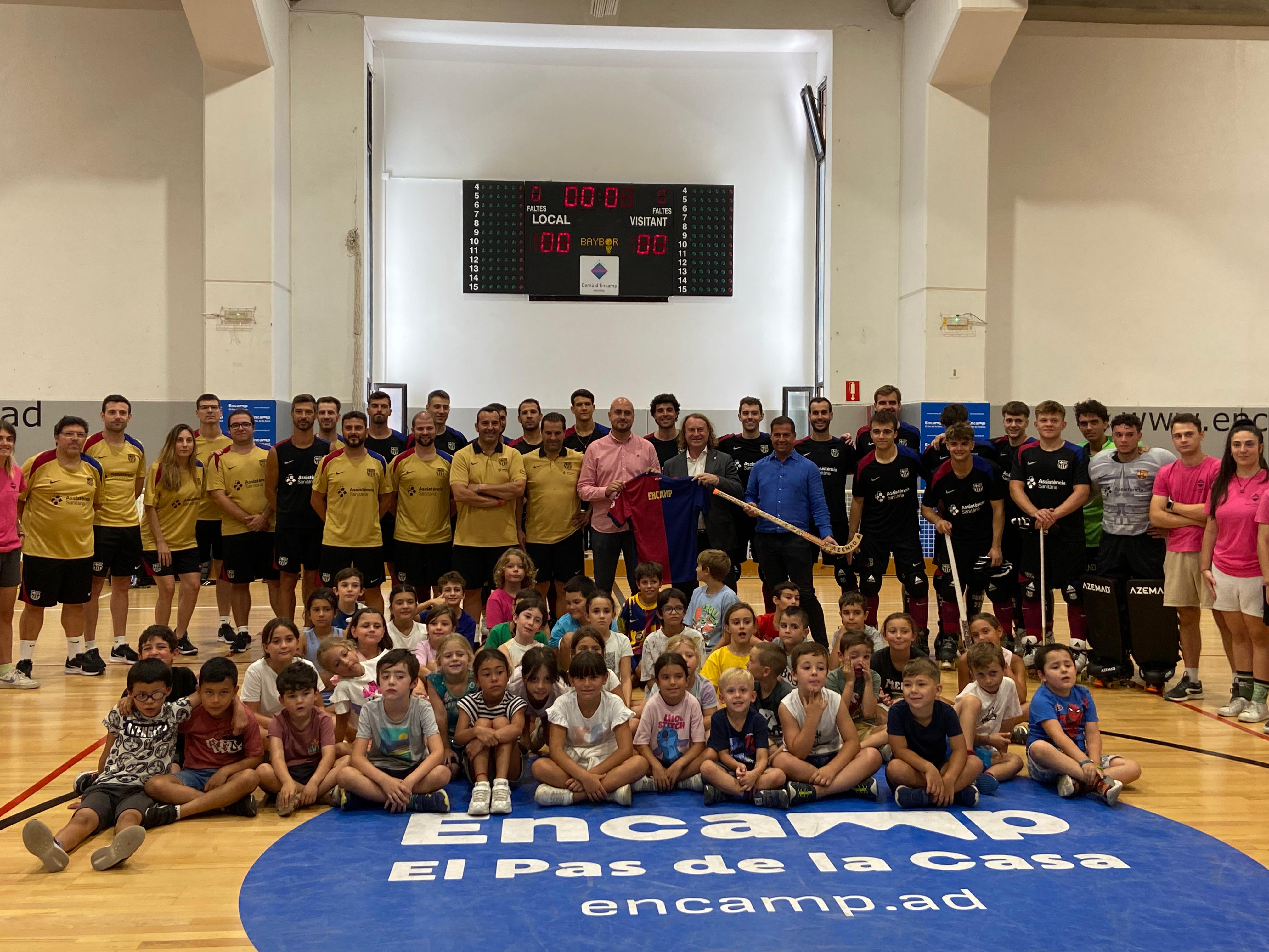 El Barça ha entregat una samarreta commemorativa a la parròquia d'Encamp.