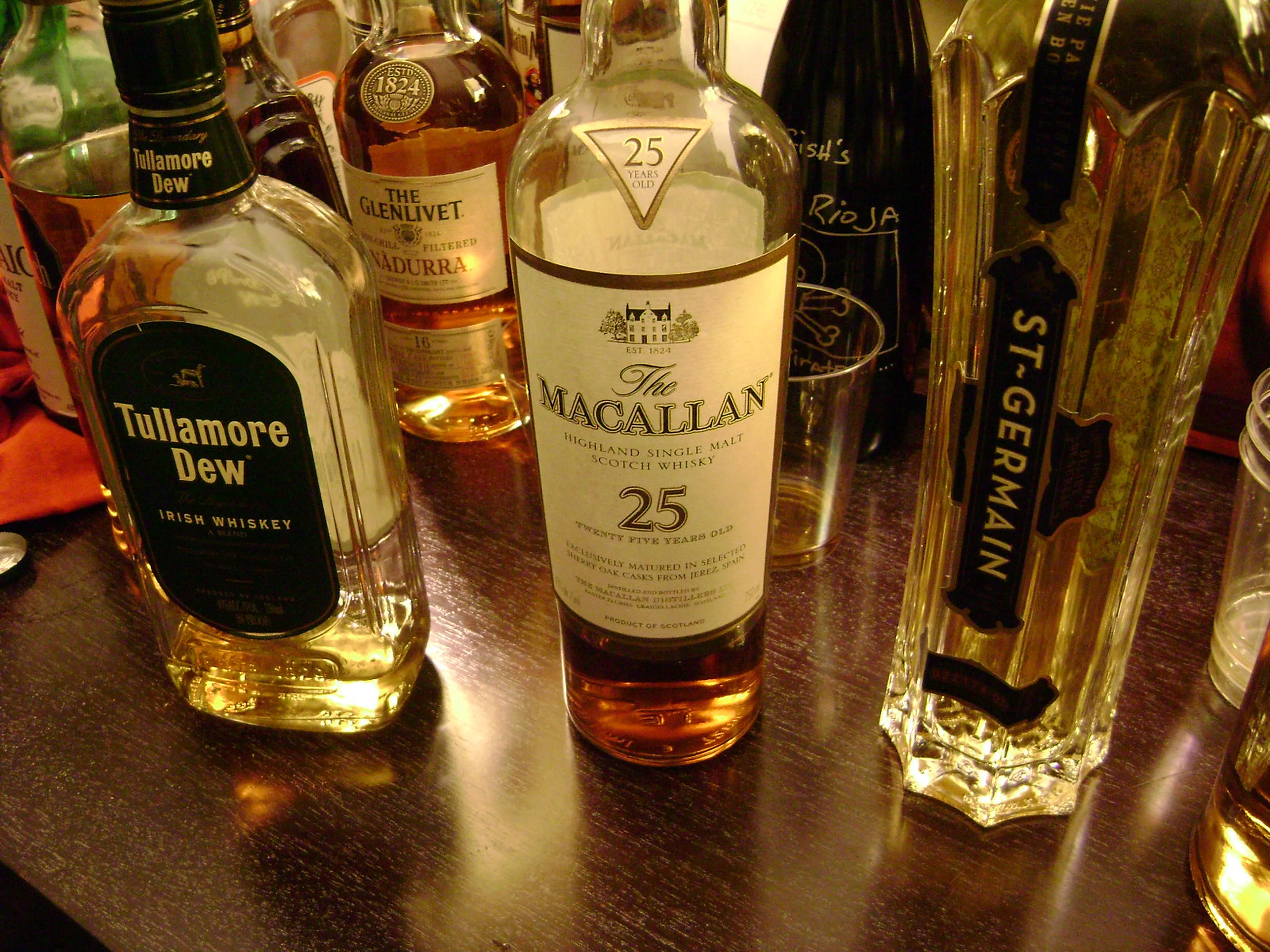 Ampolles de whisky de nivell. Ampolles de whisky de nivell.