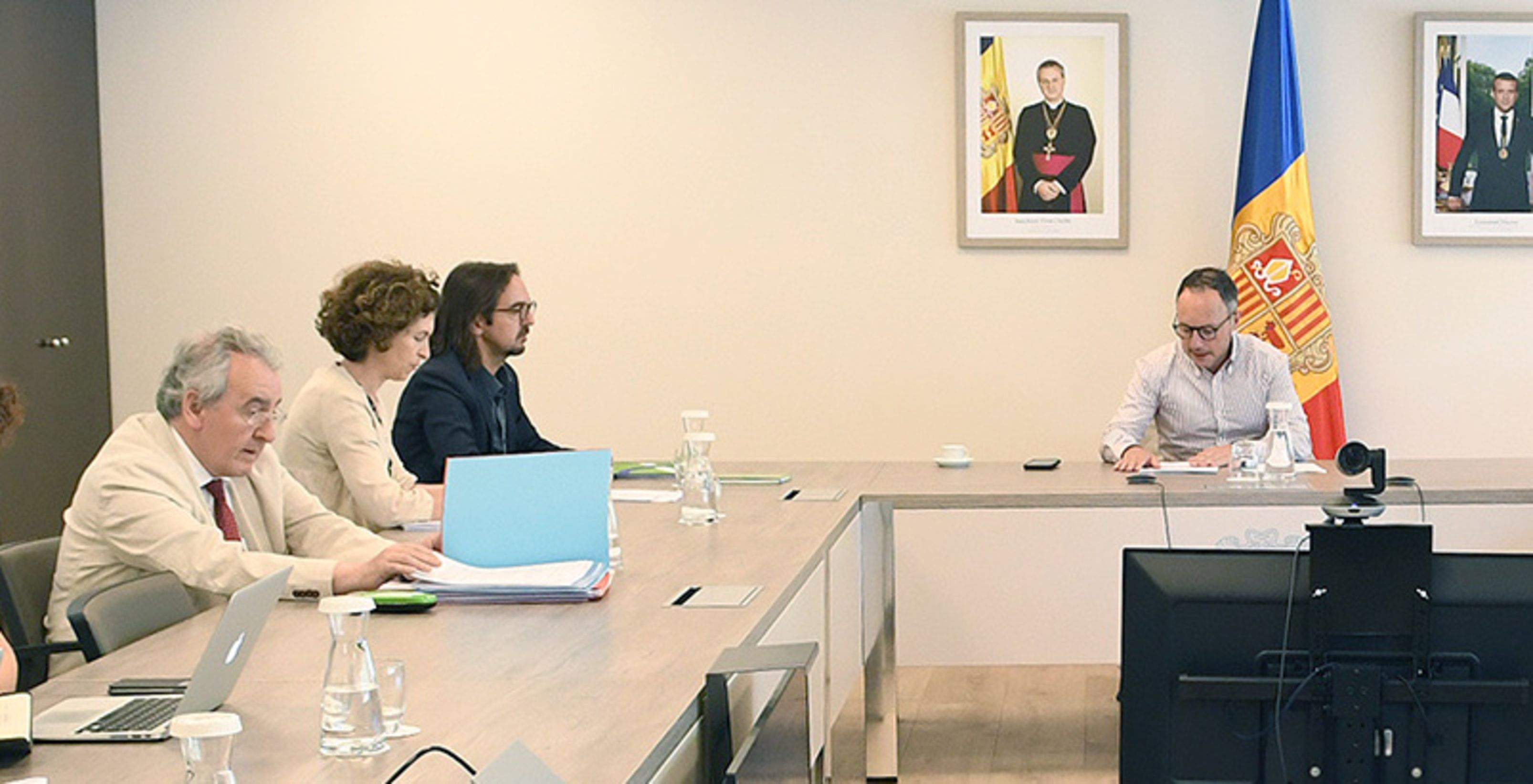 Jaume Bartumeu en una reunió del pacte d'Estat amb representants governamentals.