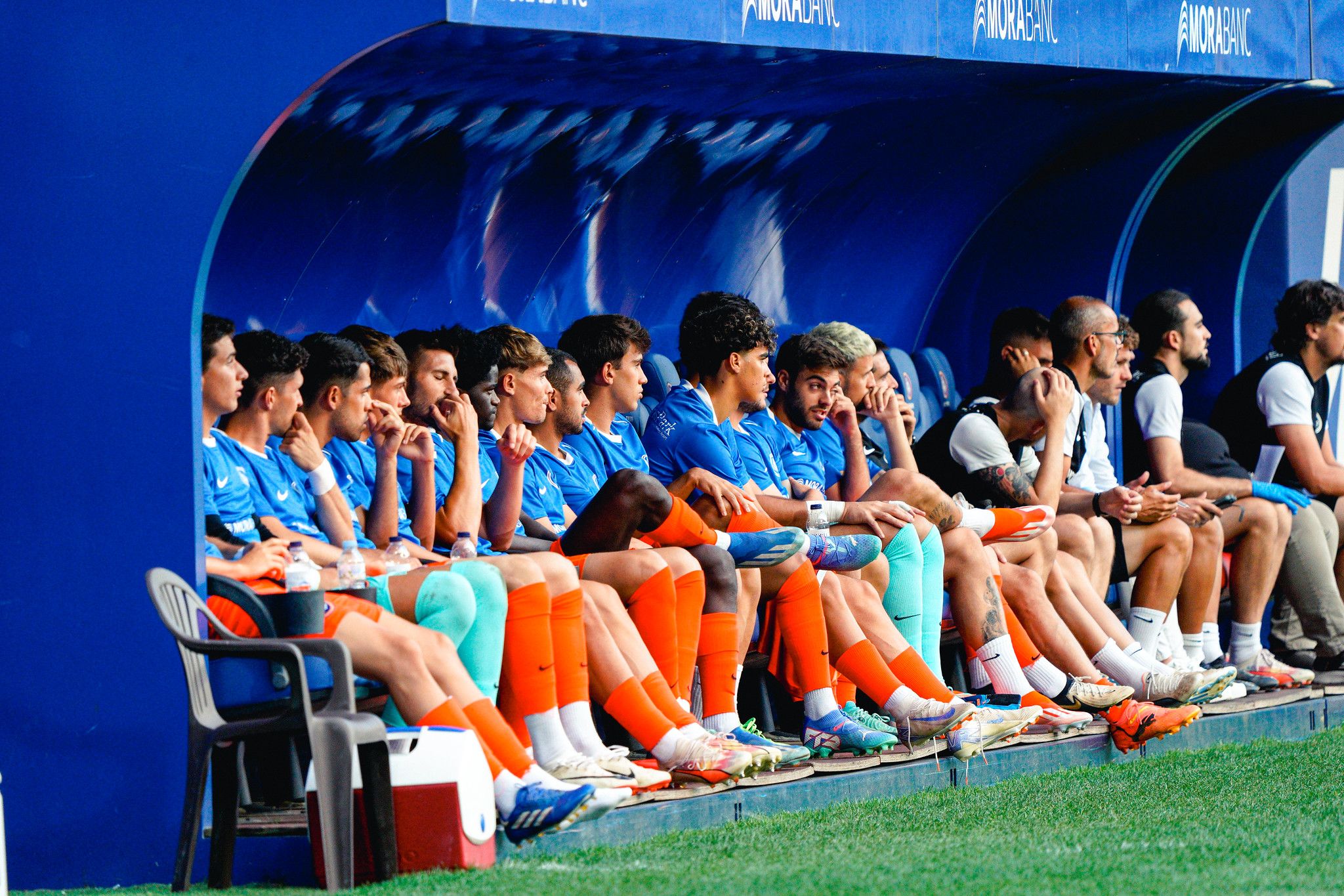 Els suplents de l'FC Andorra, pendents del duel contra el Lleida a l'Estadi Nacional.