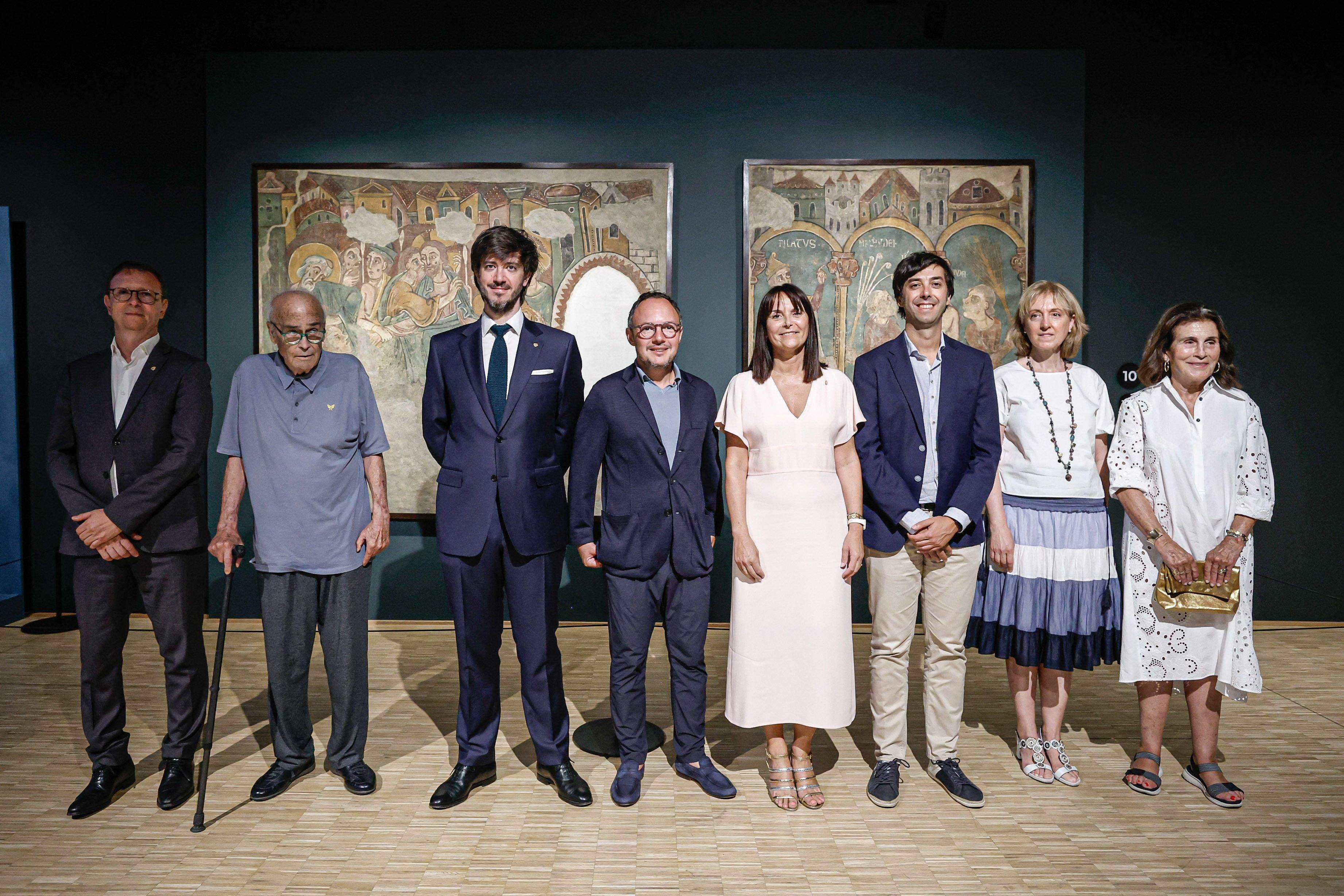 Les autoritats davant de les pintures.