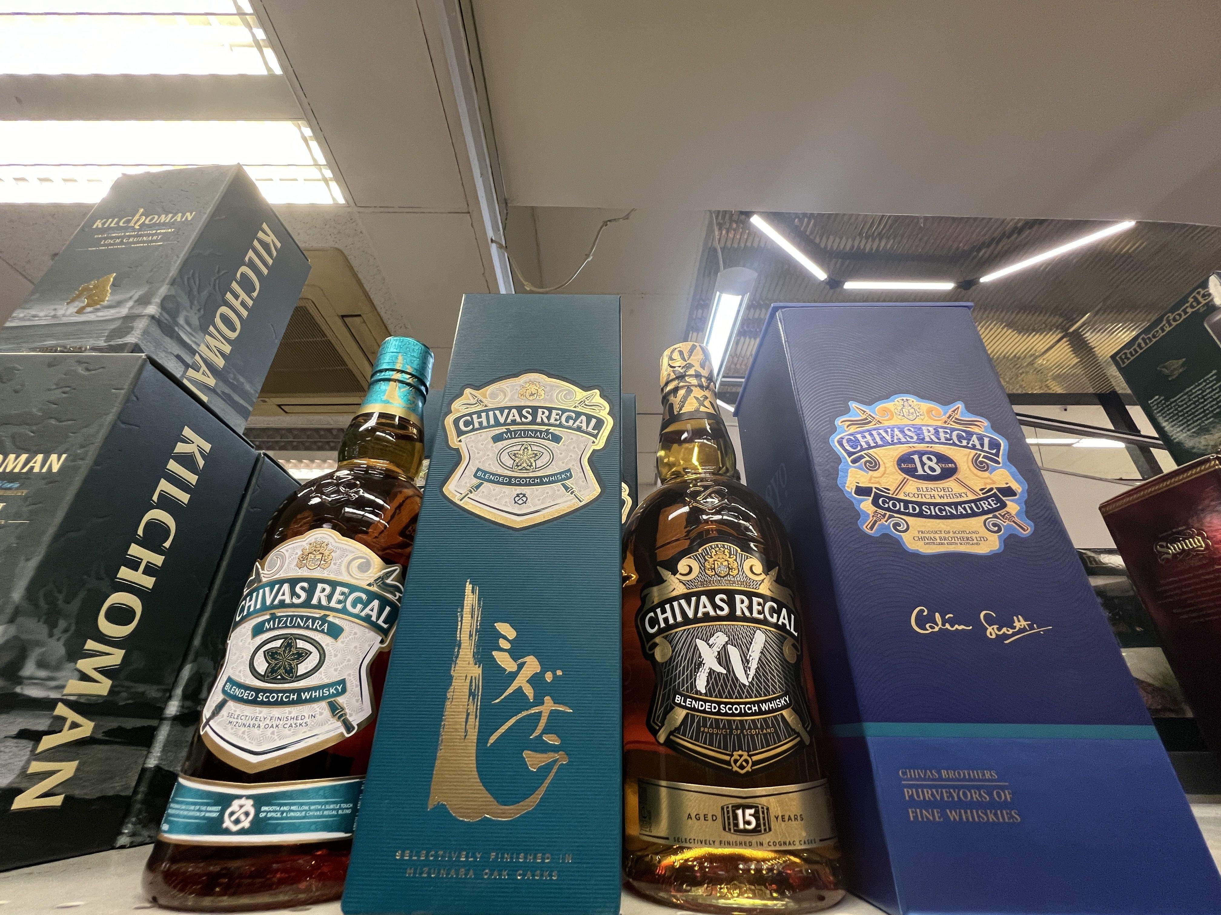 Ampolles de whisky en l'establiment afectat. Ampolles de whisky en l'establiment afectat.