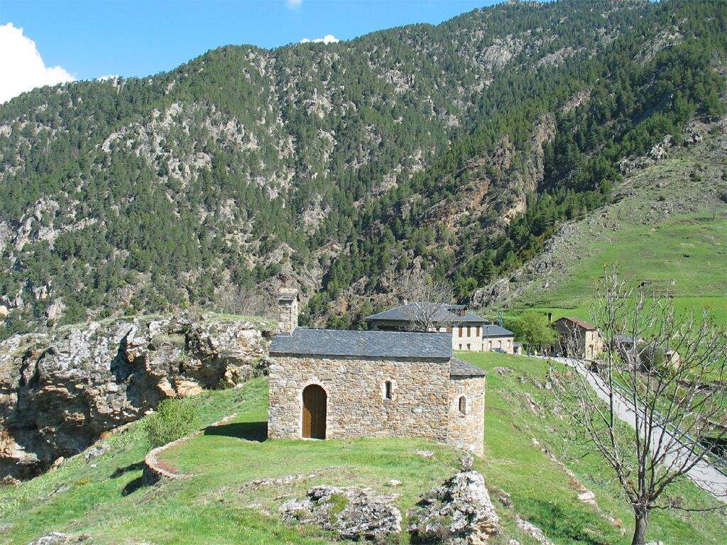 Una imatge del nucli d'Aixàs amb la carretera a tocar.