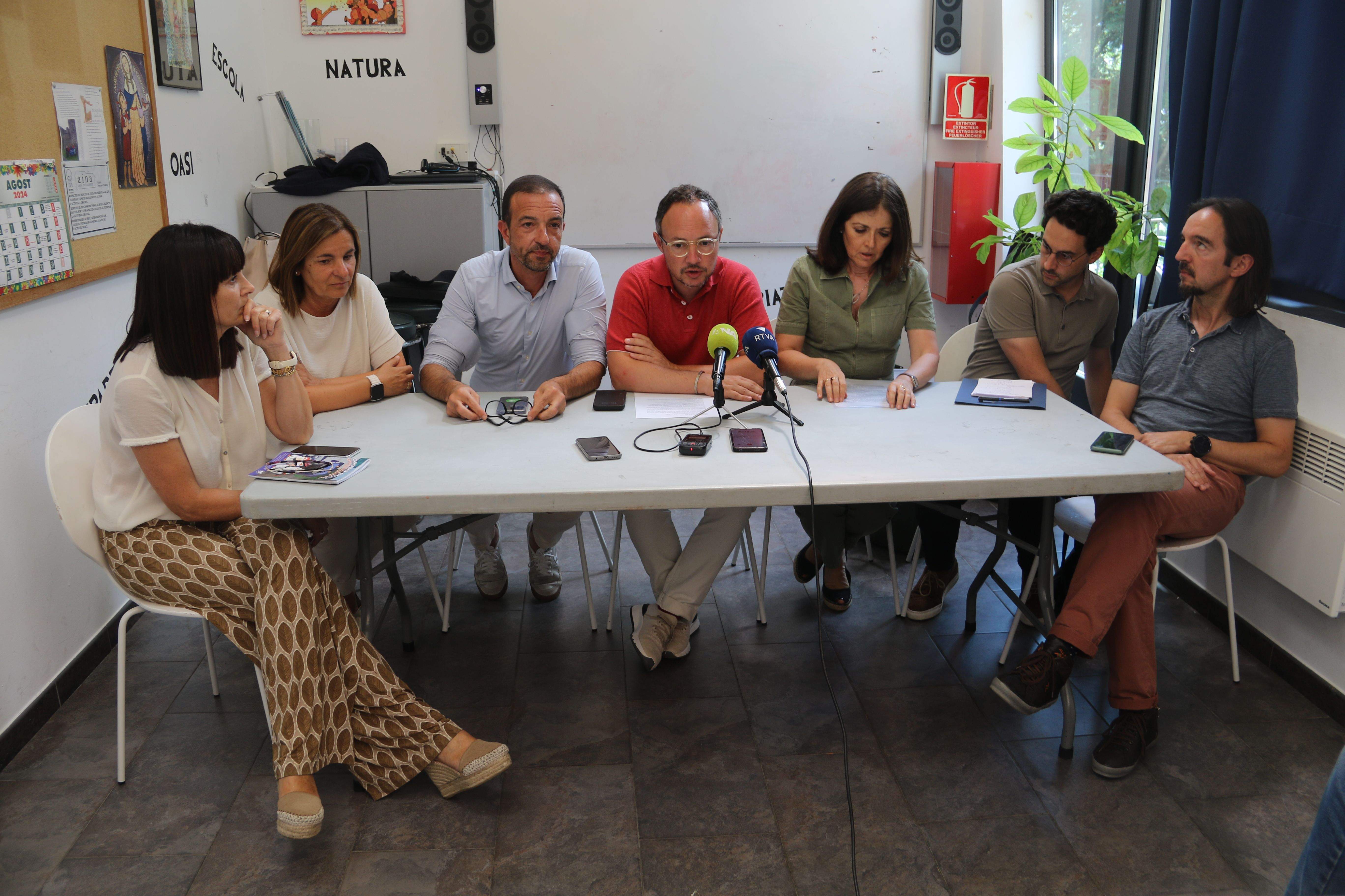 Xavier Espot envoltat per cinc ministres i un secretari d'Estat durant el balanç de legislatura a AINA.