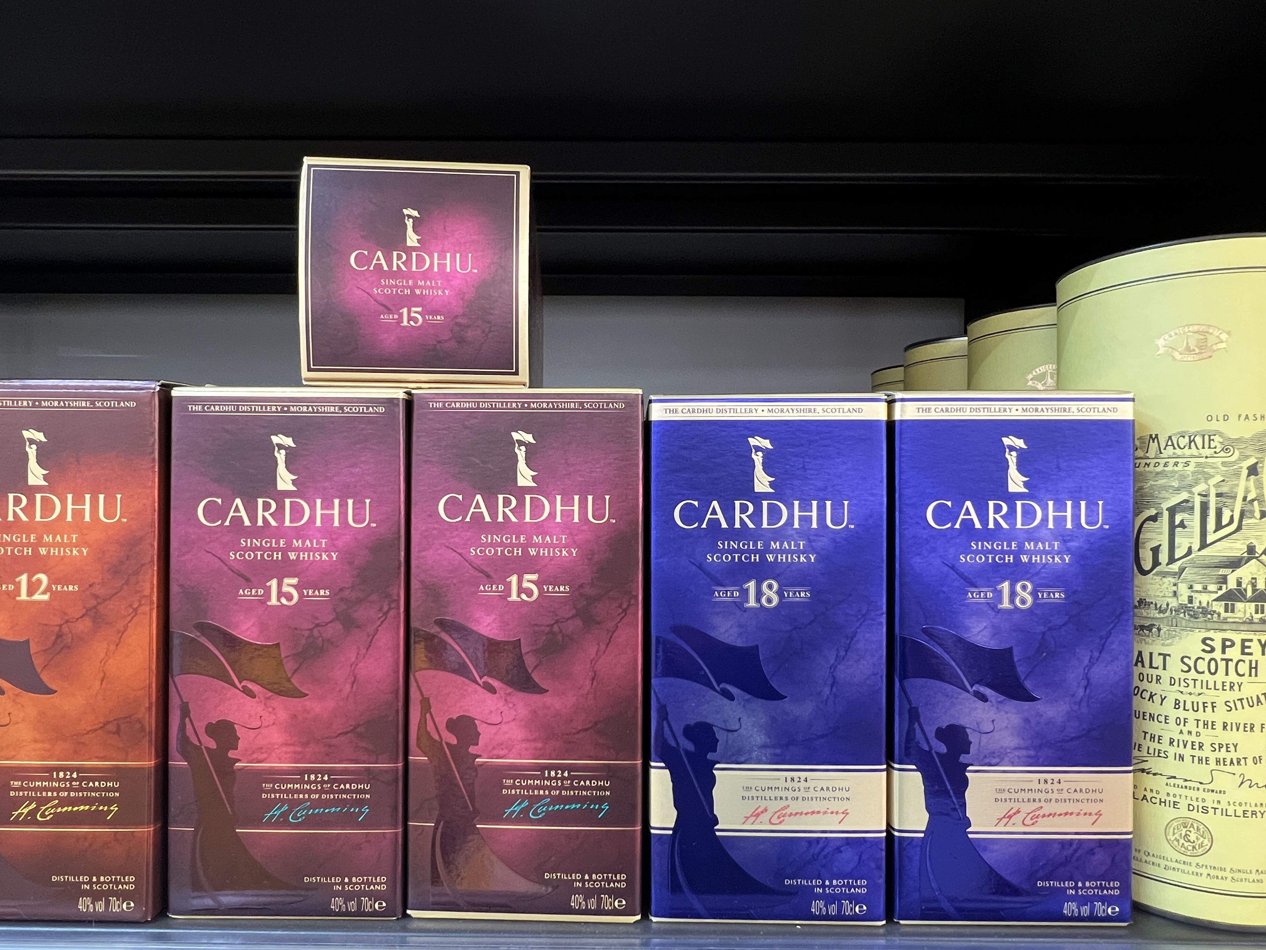 L'home furtava ampolles de tres o quatre marques concretes.