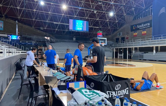 Kyle Kuric, conversant amb Natxo Lezkano durant l'entrenament. Kyle Kuric, conversant amb Natxo Lezkano durant l'entrenament.