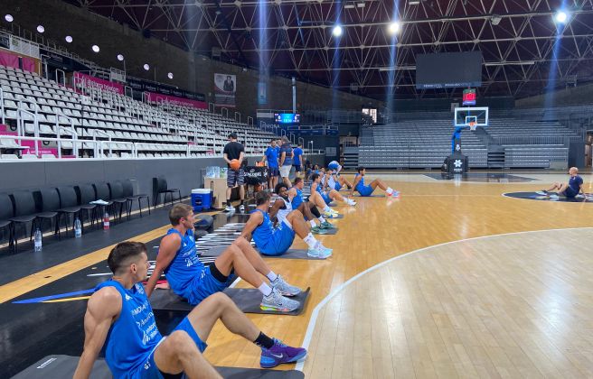 Primers estiraments de la temporada dels integrants del nou MoraBanc Andorra. Primers estiraments de la temporada dels integrants del nou MoraBanc Andorra.