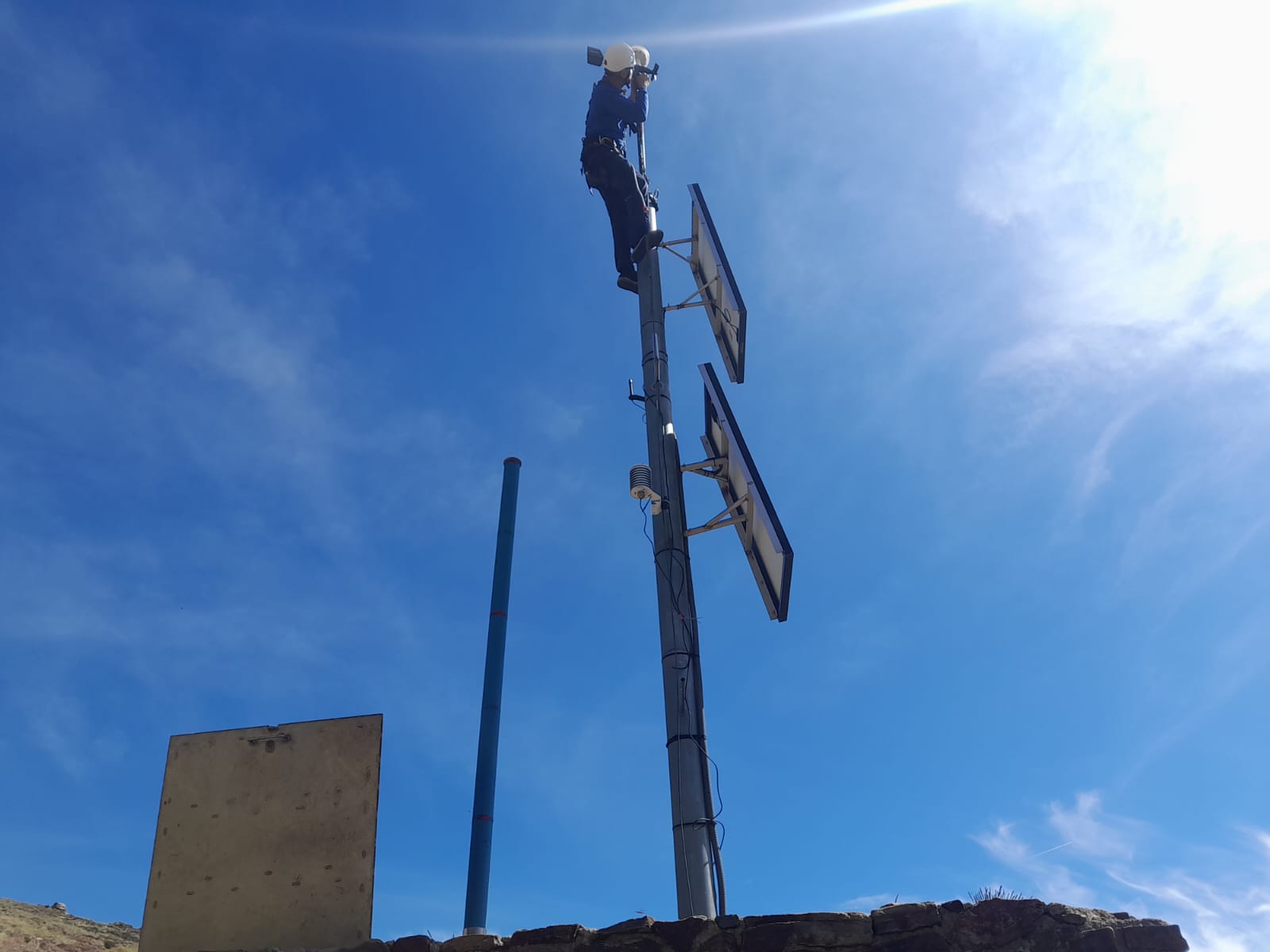 Un operari, treballant en la rehabilitació de l'estació meteorològica. La portaveu del Sindicat, Rebeca Bonache.