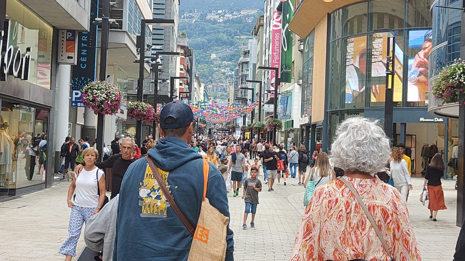 L'avinguda Meritxell amb una bona afluència de visitants aquest dimecres al migdia. L'avinguda Meritxell amb una bona afluència de visitants aquest dimecres al migdia.