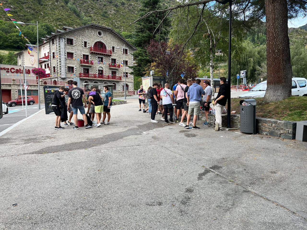 Arribada dels participants. La portaveu del Sindicat, Rebeca Bonache.