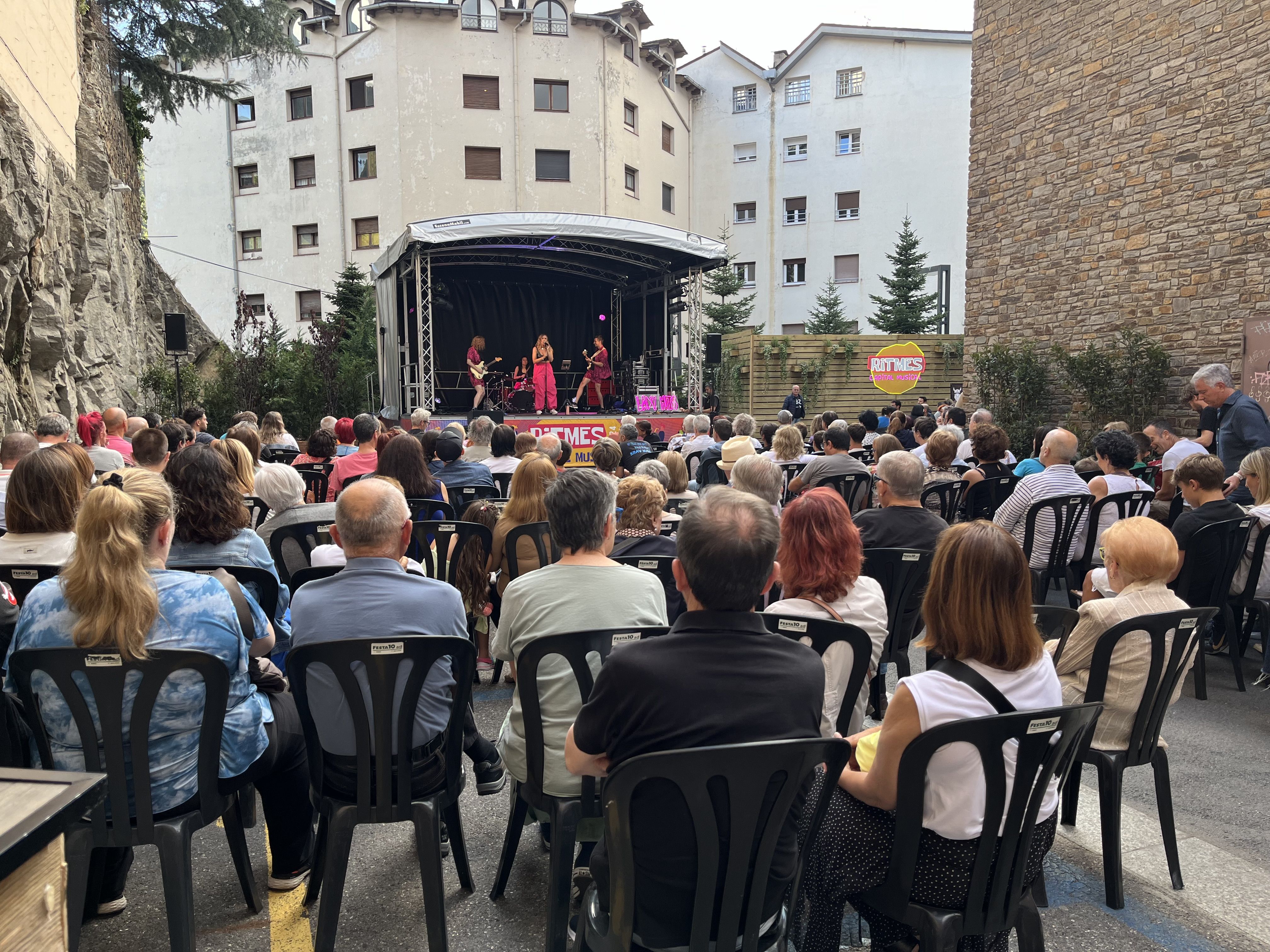 Actuació del grup tribut de dives del pop-rock.