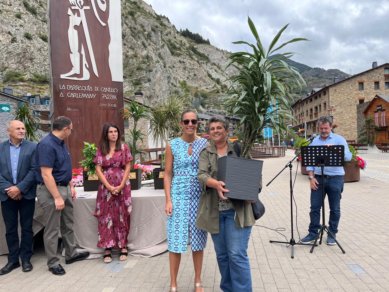 Una de les guanyadores reben el premi