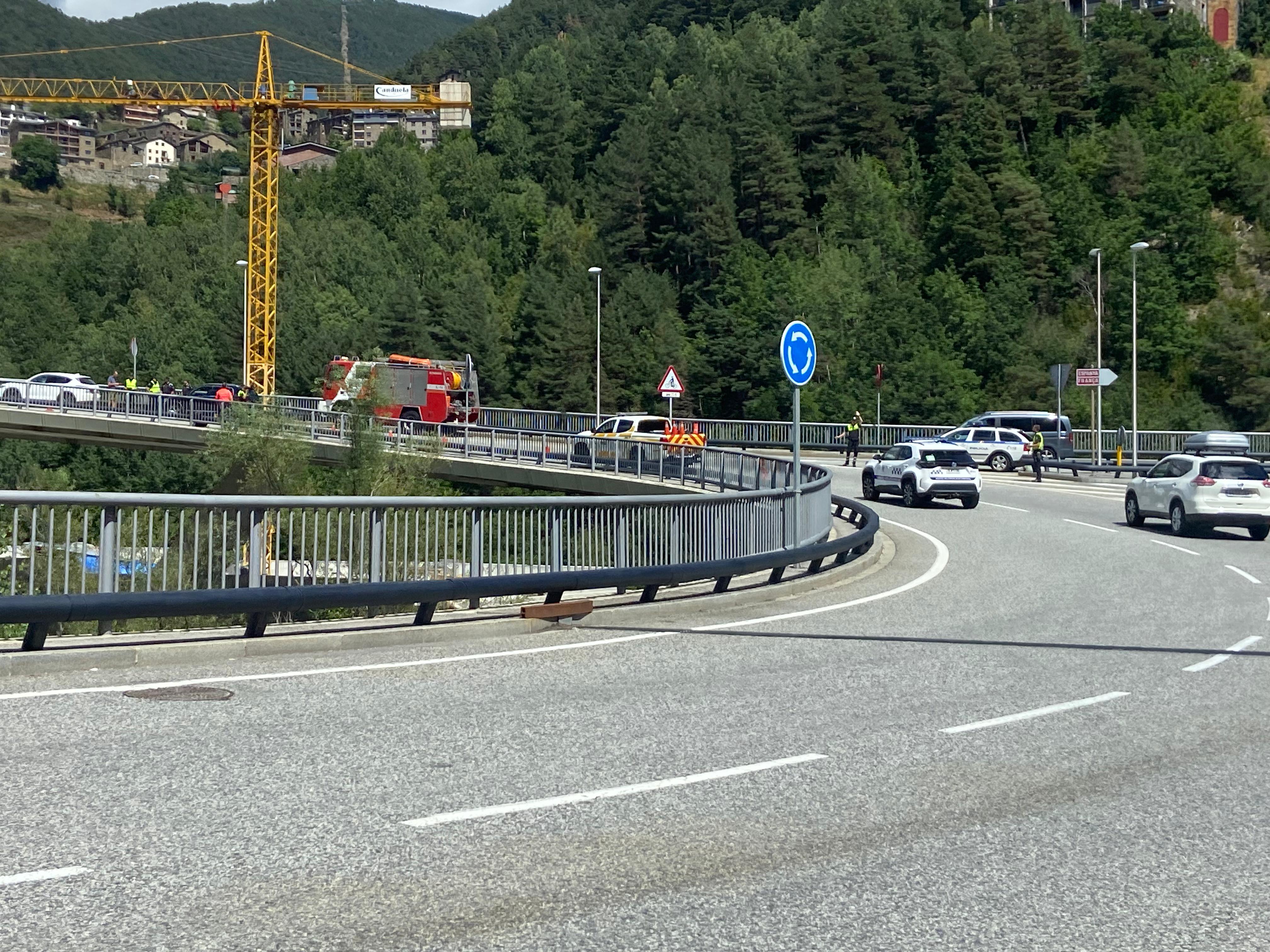 Imatges de l'accident d'aquest migdia, a la rotonda gran. 