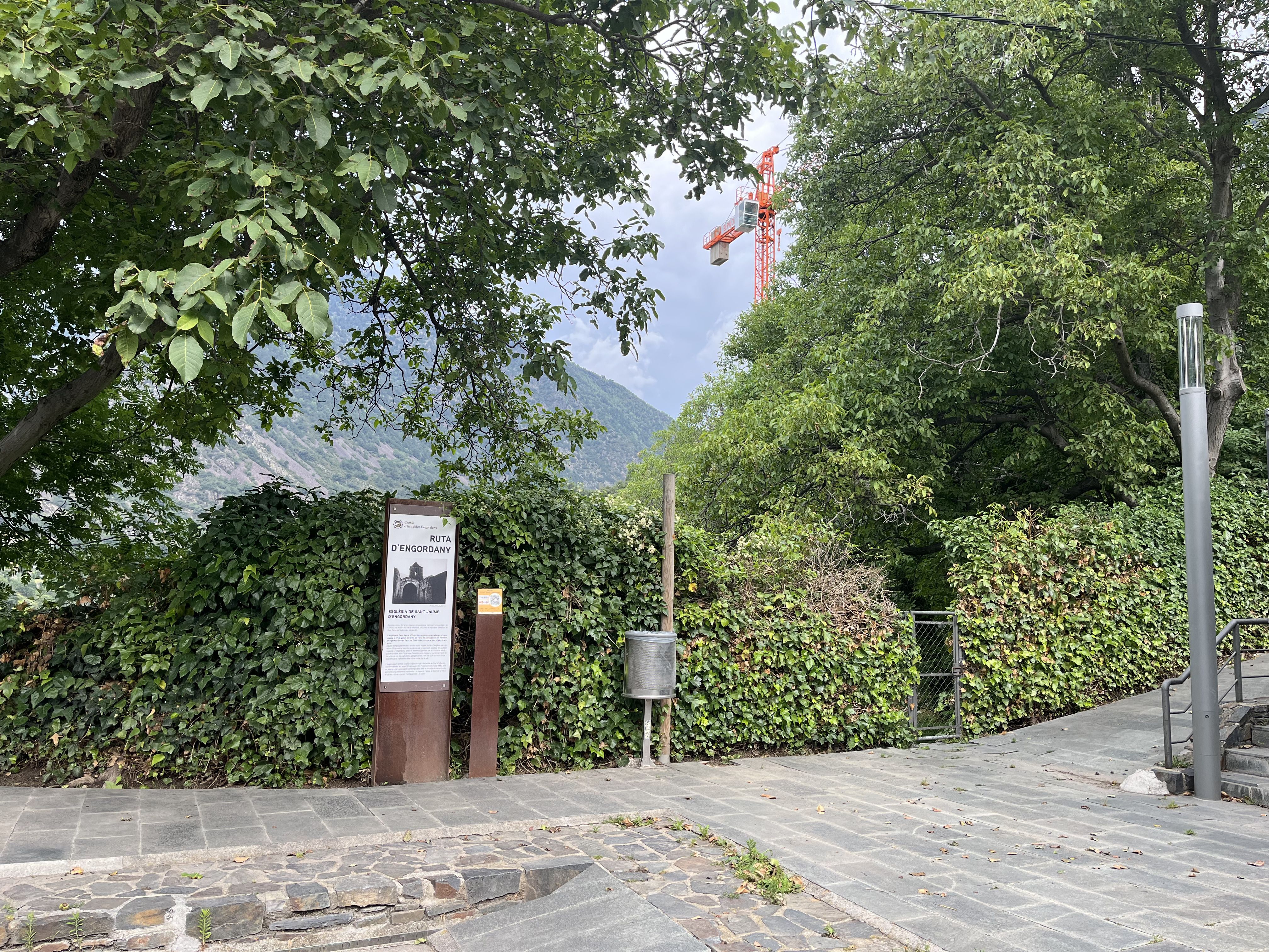 Una imatge des del costat de l'església.