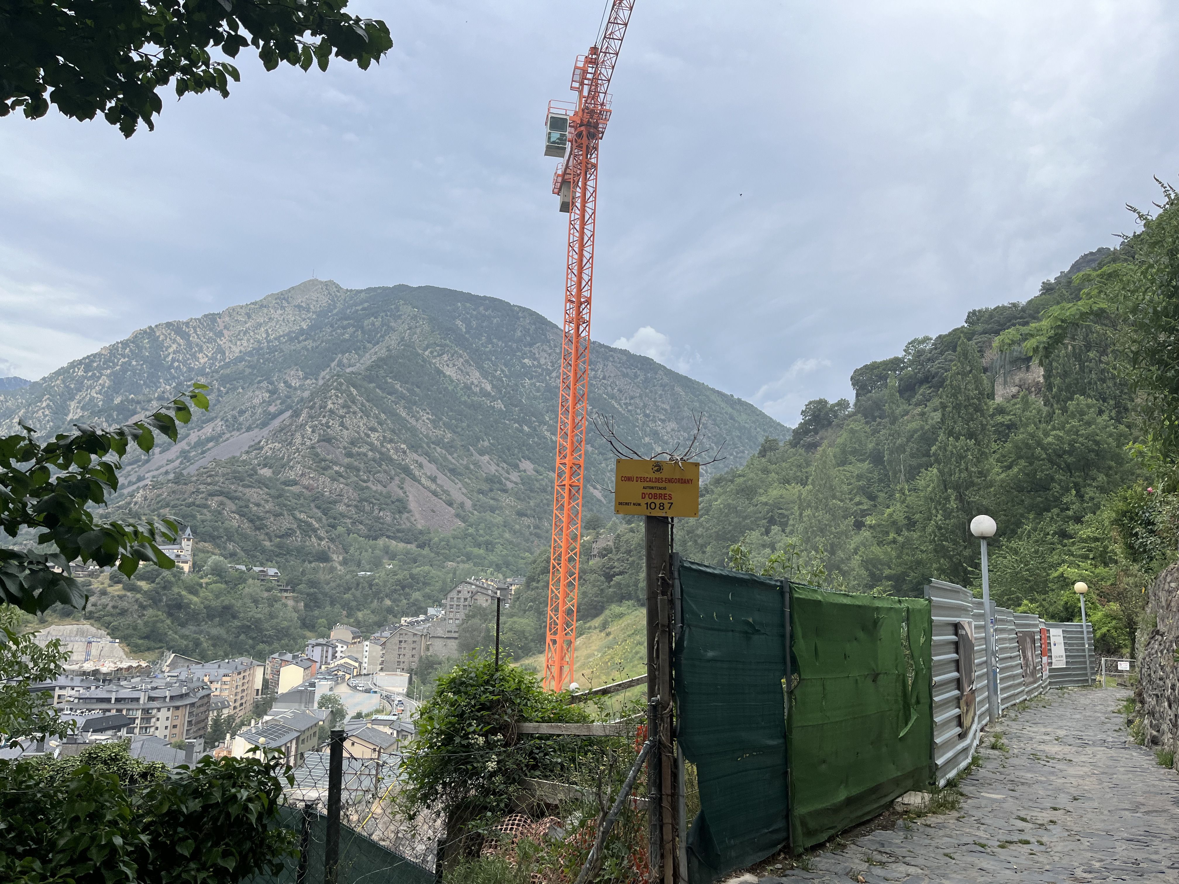 Les obres s'estan fent a escaigs 100 metres de l'església.