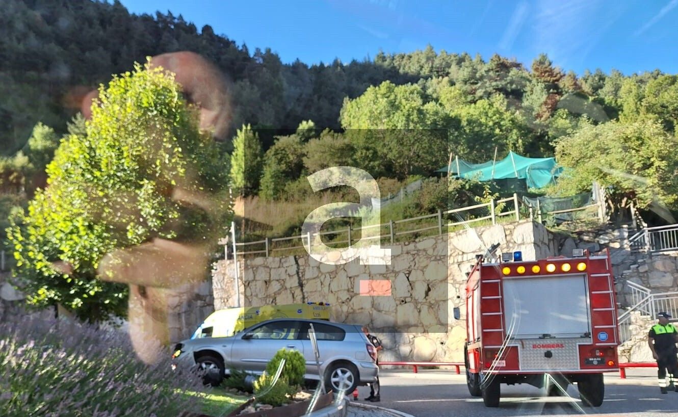 El cotxe, pujat a la rotonda.