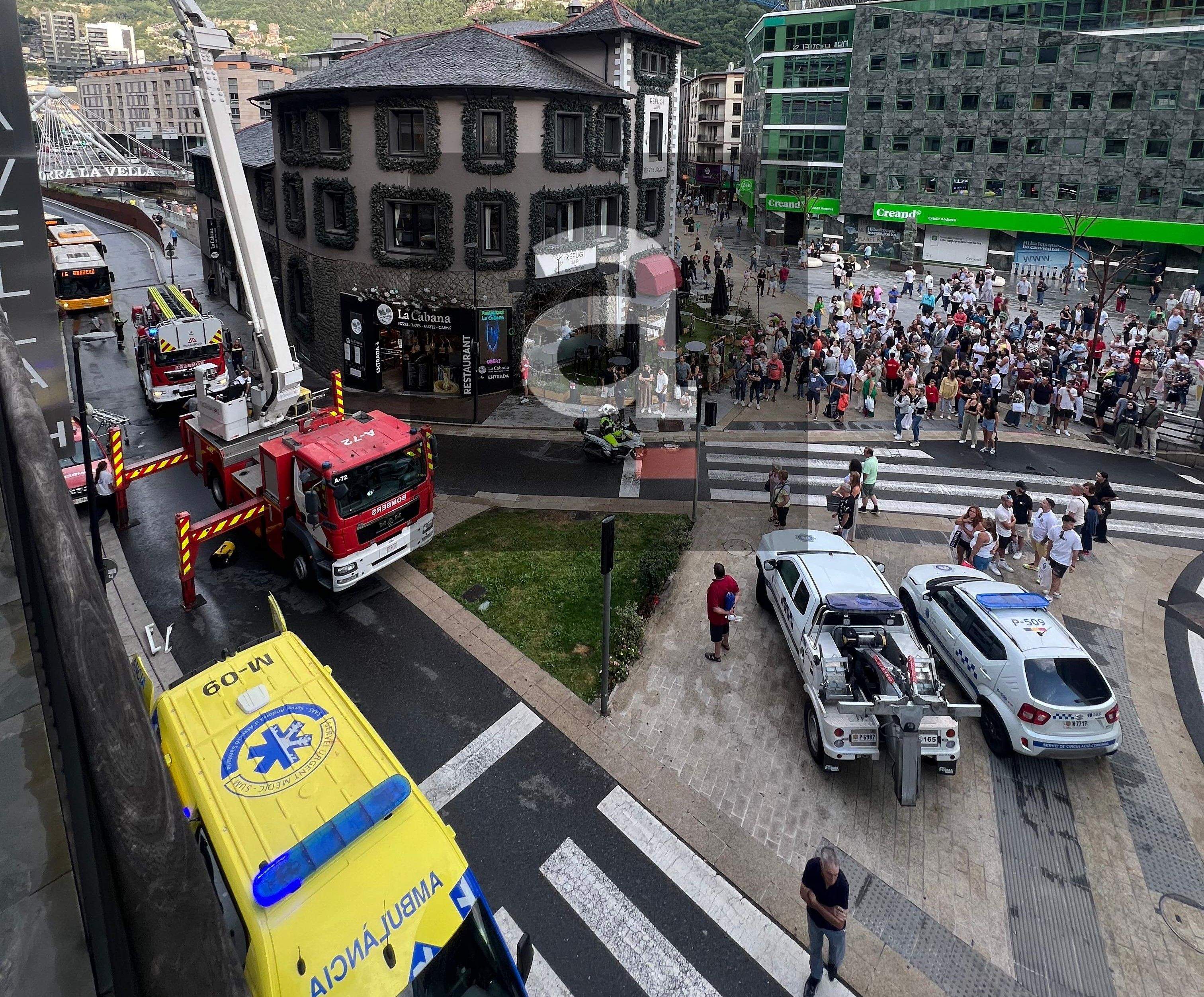 Expectació entre la gent que es trobava a la zona. Expectació entre la gent que es trobava a la zona.