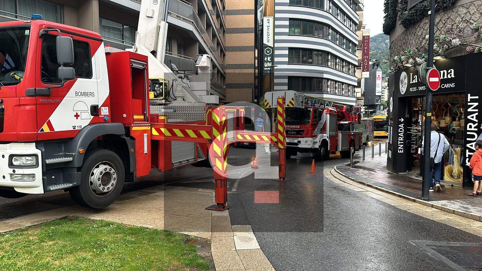 Els bombers han desplaçat dos camions. Els bombers han desplaçat dos camions.